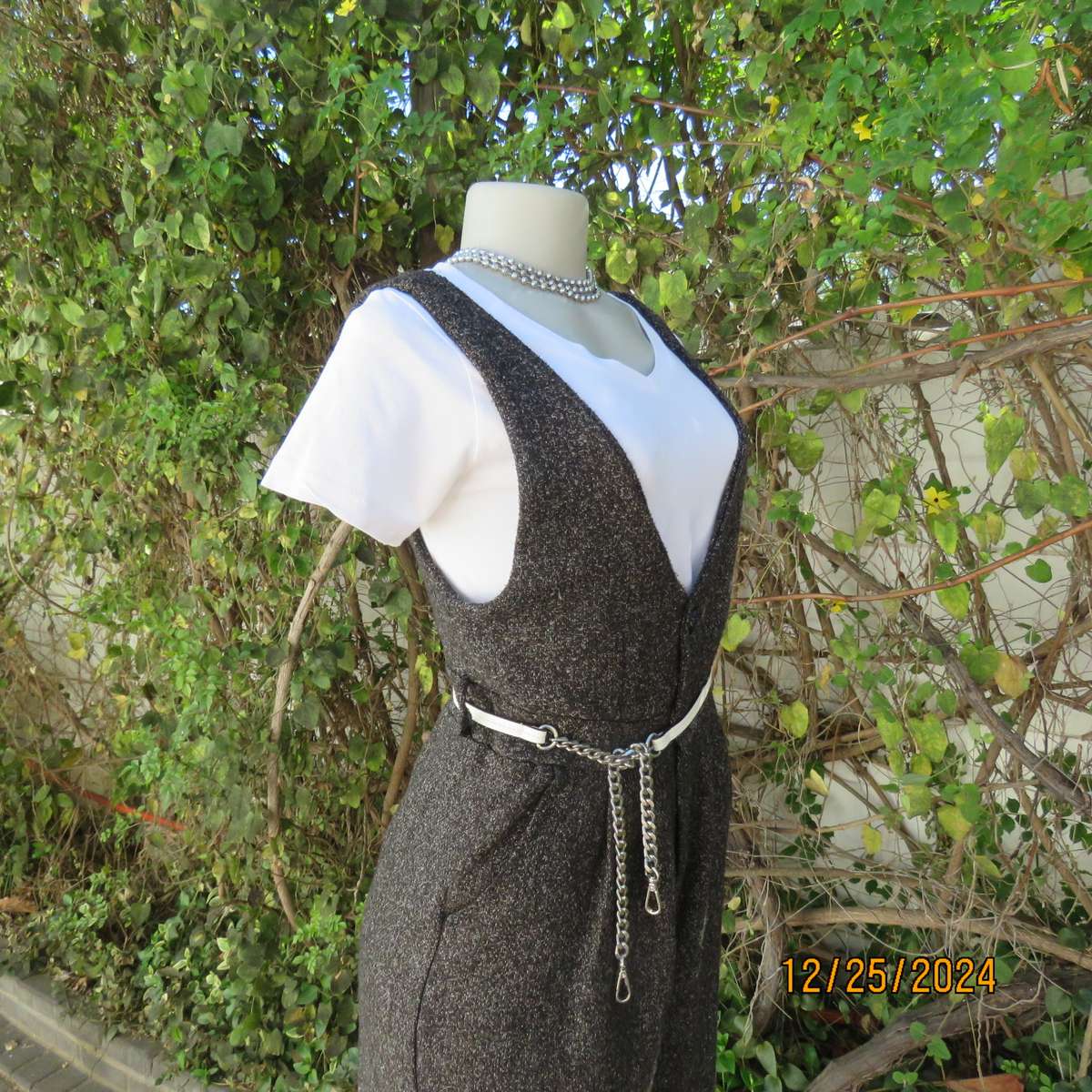 Winter calf length pantsuit in woolen/poly salt/pepper colour fabric. Size 34 by AIMEE.Partly lined.