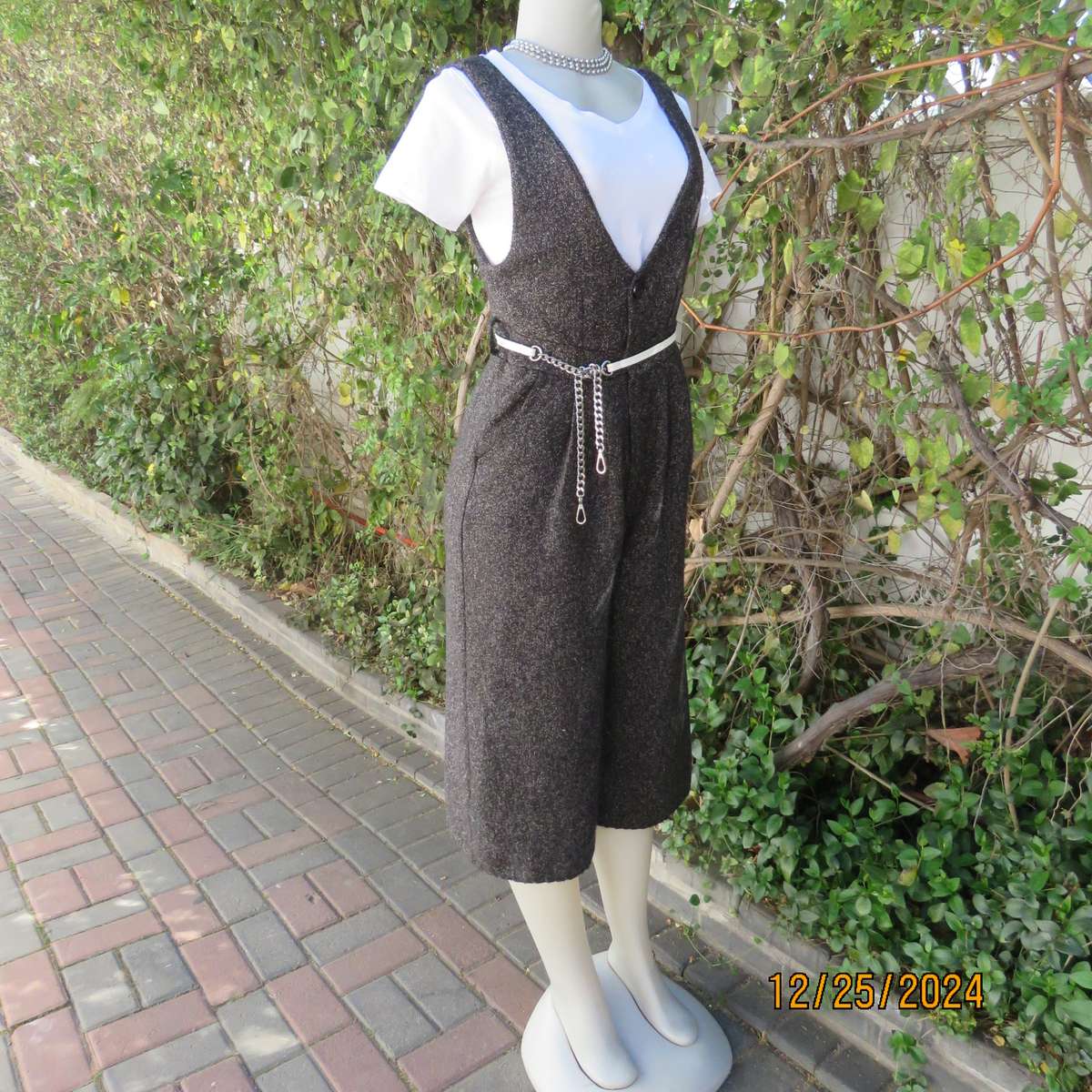 Winter calf length pantsuit in woolen/poly salt/pepper colour fabric. Size 34 by AIMEE.Partly lined.