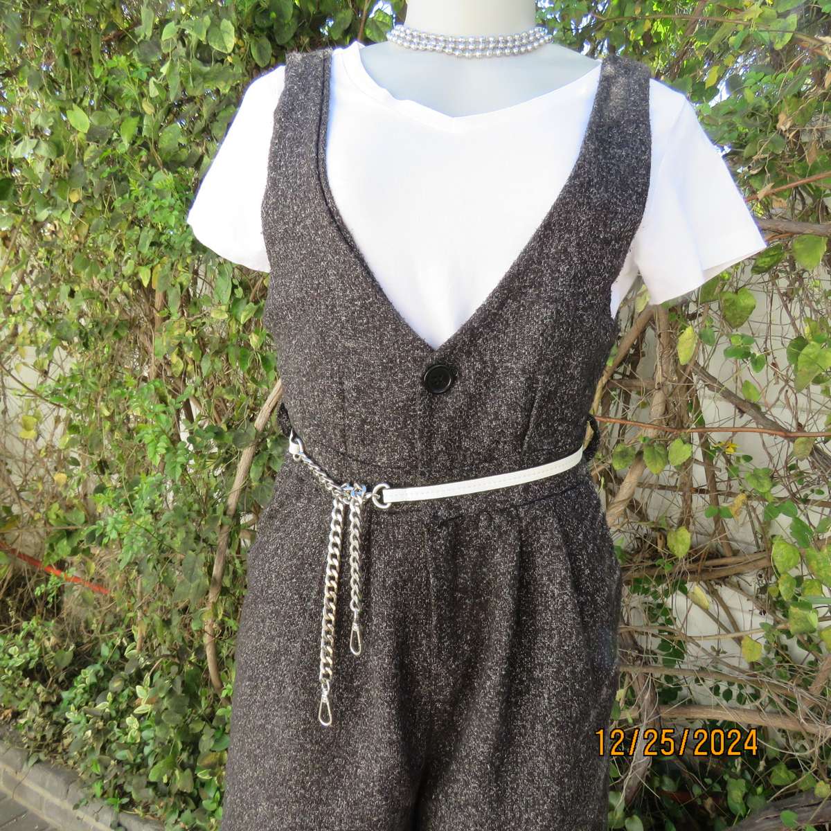 Winter calf length pantsuit in woolen/poly salt/pepper colour fabric. Size 34 by AIMEE.Partly lined.