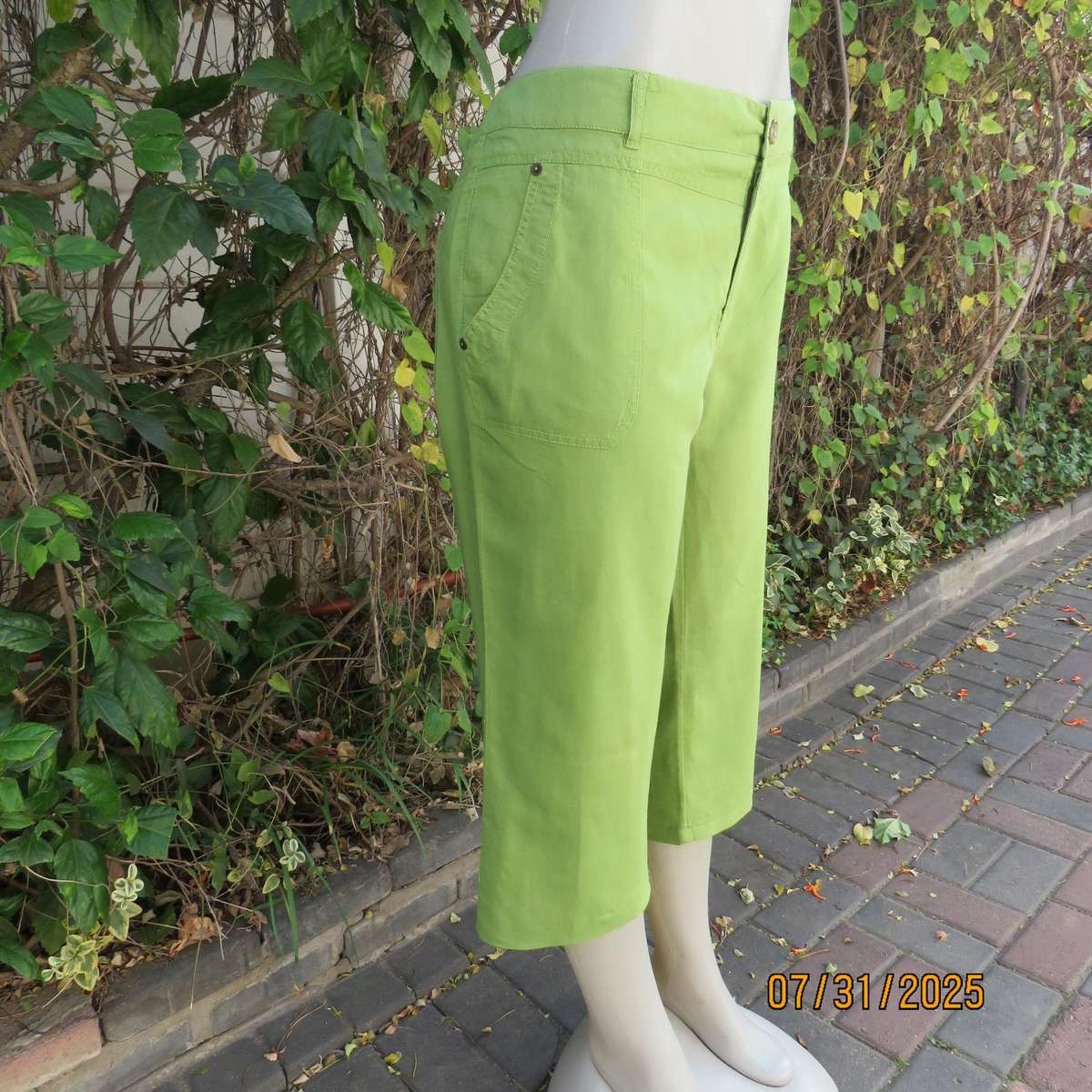 SPIRIT kelly green ramie-cotton blend cropped pants size 42.