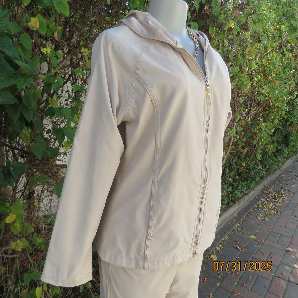 WOOLWORTHS oats colour 2 piece leisure outfit with hooded zip-up jacket. Size 35