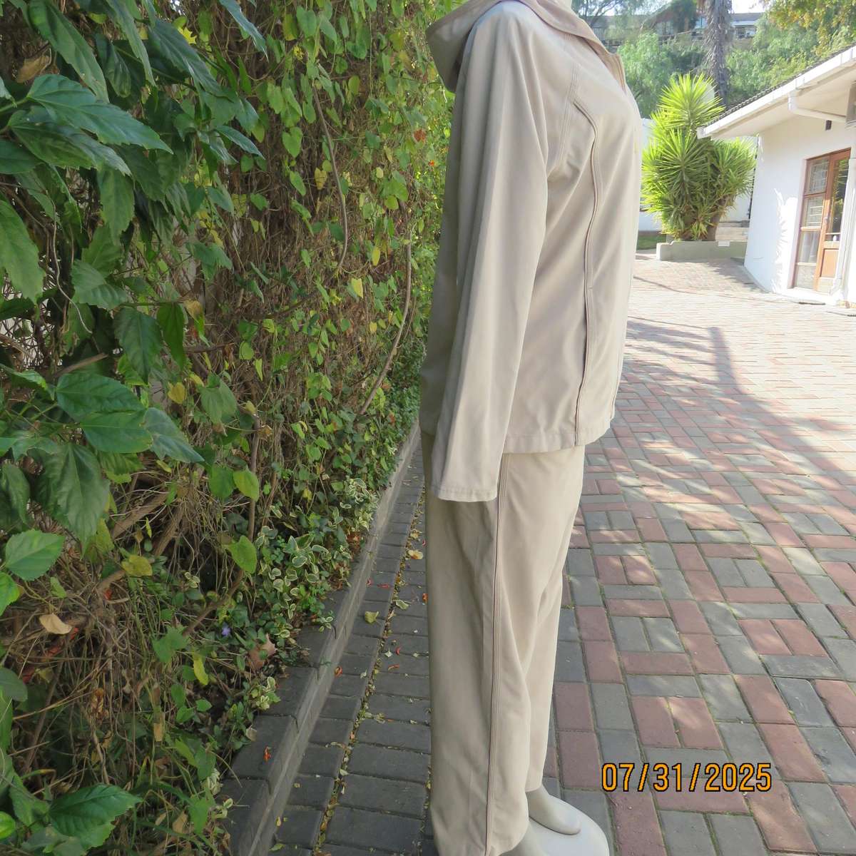 WOOLWORTHS oats colour 2 piece leisure outfit with hooded zip-up jacket. Size 35