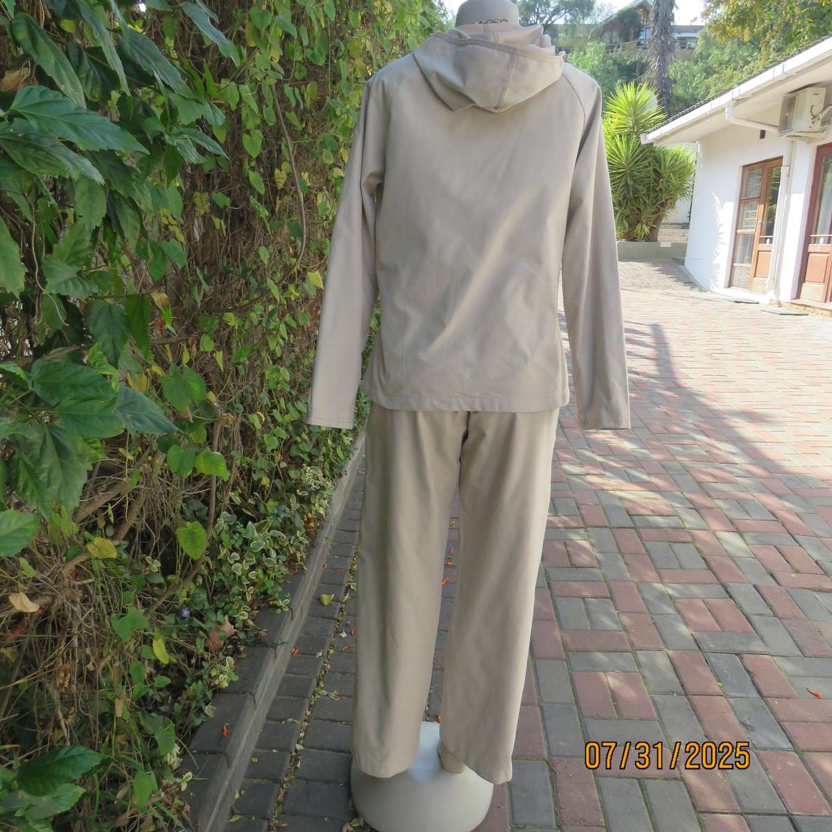 WOOLWORTHS oats colour 2 piece leisure outfit with hooded zip-up jacket. Size 35