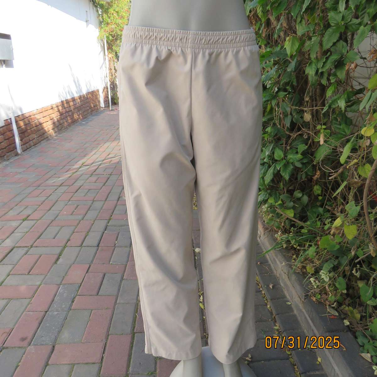 WOOLWORTHS oats colour 2 piece leisure outfit with hooded zip-up jacket. Size 35