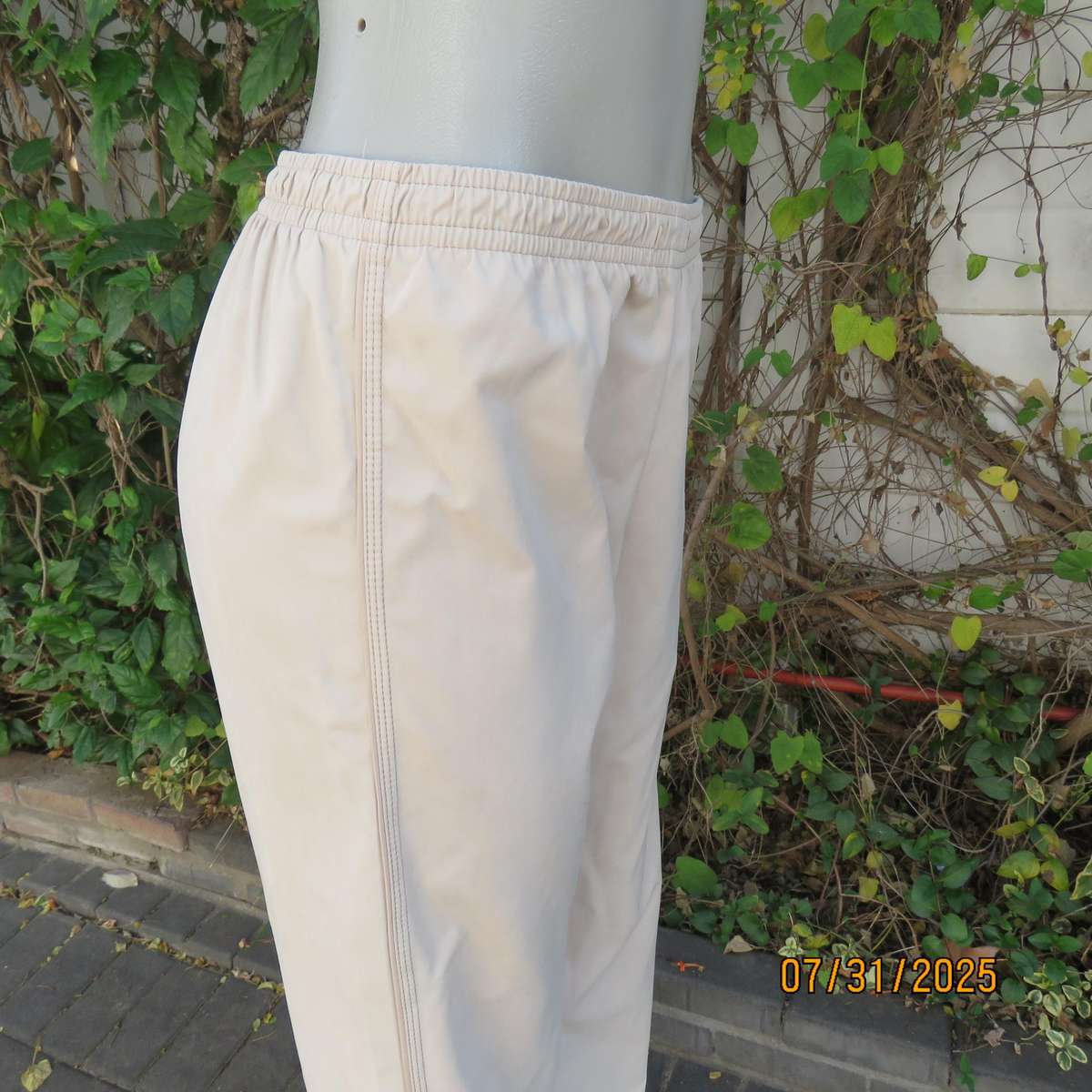 WOOLWORTHS oats colour 2 piece leisure outfit with hooded zip-up jacket. Size 35