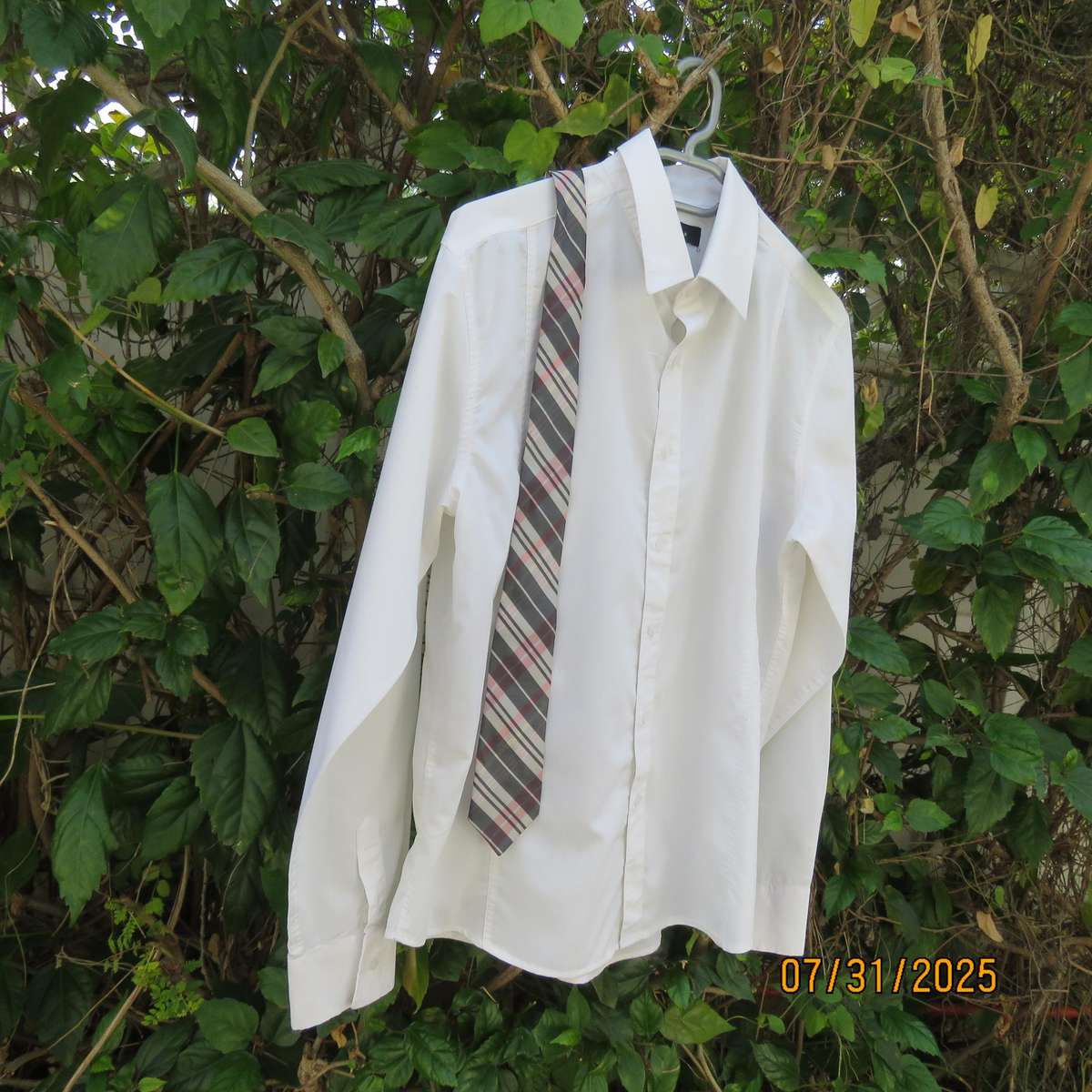 EXACT white tailored long sleeve men's shirt size medium with free neck tie.