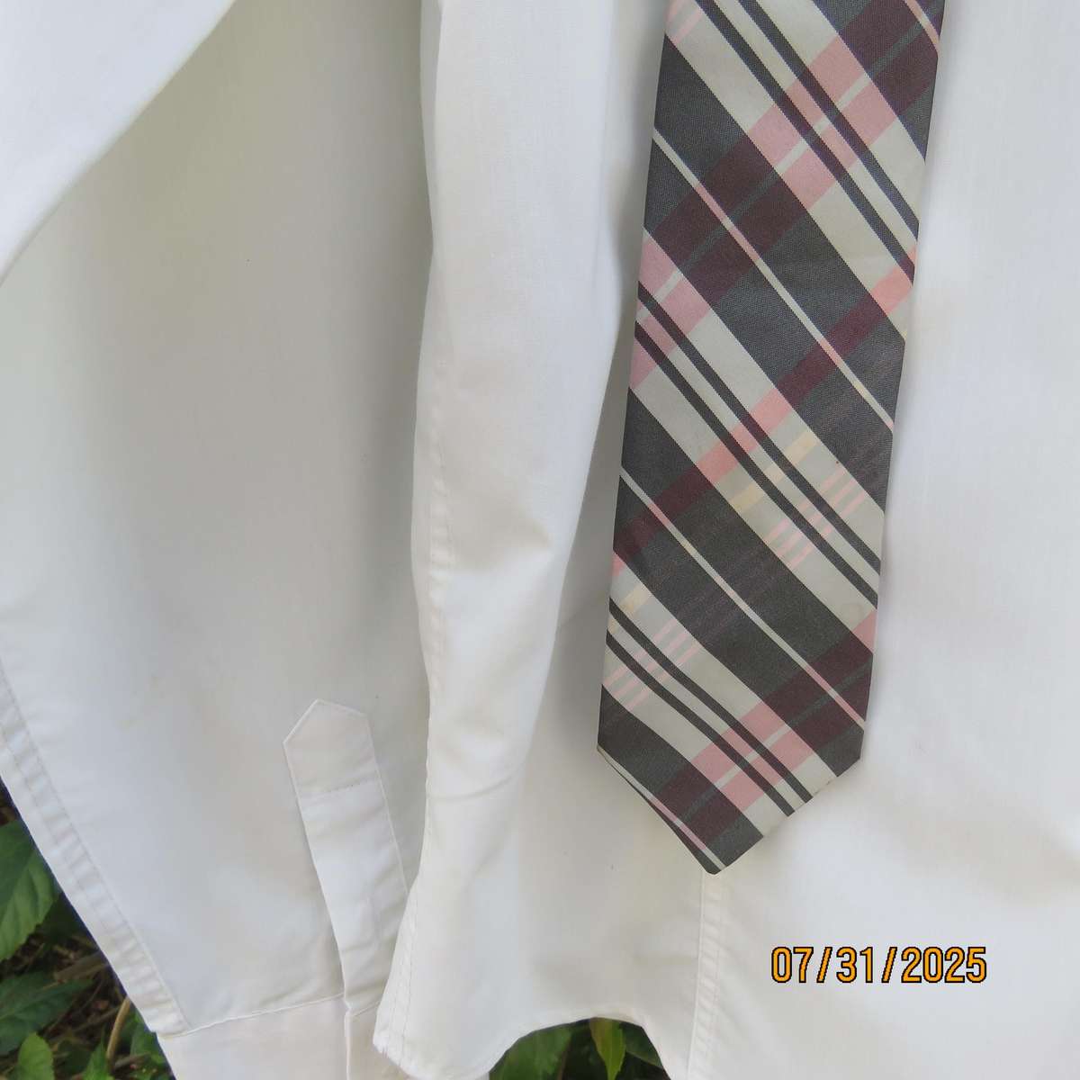 EXACT white tailored long sleeve men's shirt size medium with free neck tie.