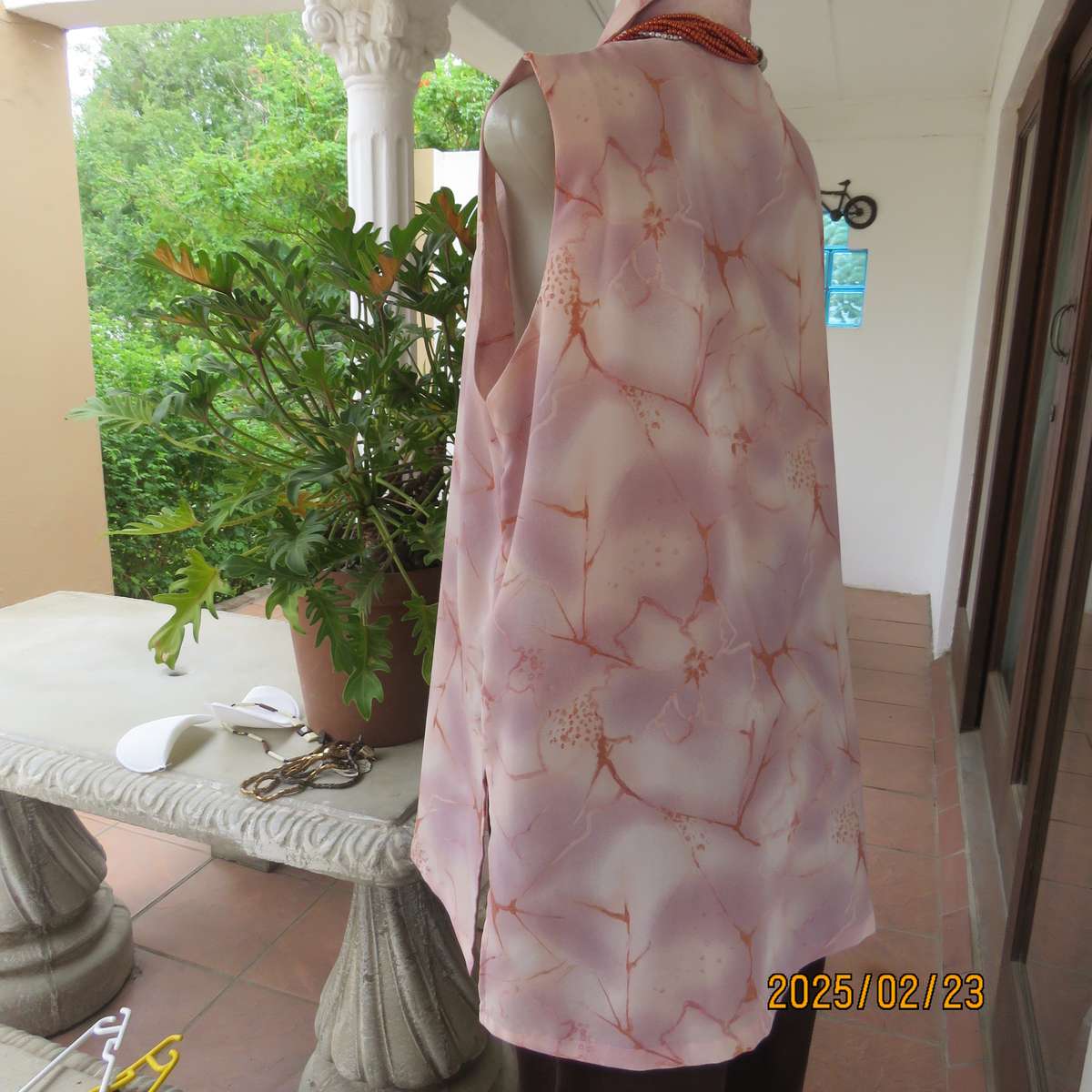 LOLLA'S cool sleeveless polyester button down top. Open collar. Size 40. In pinks with graphic print