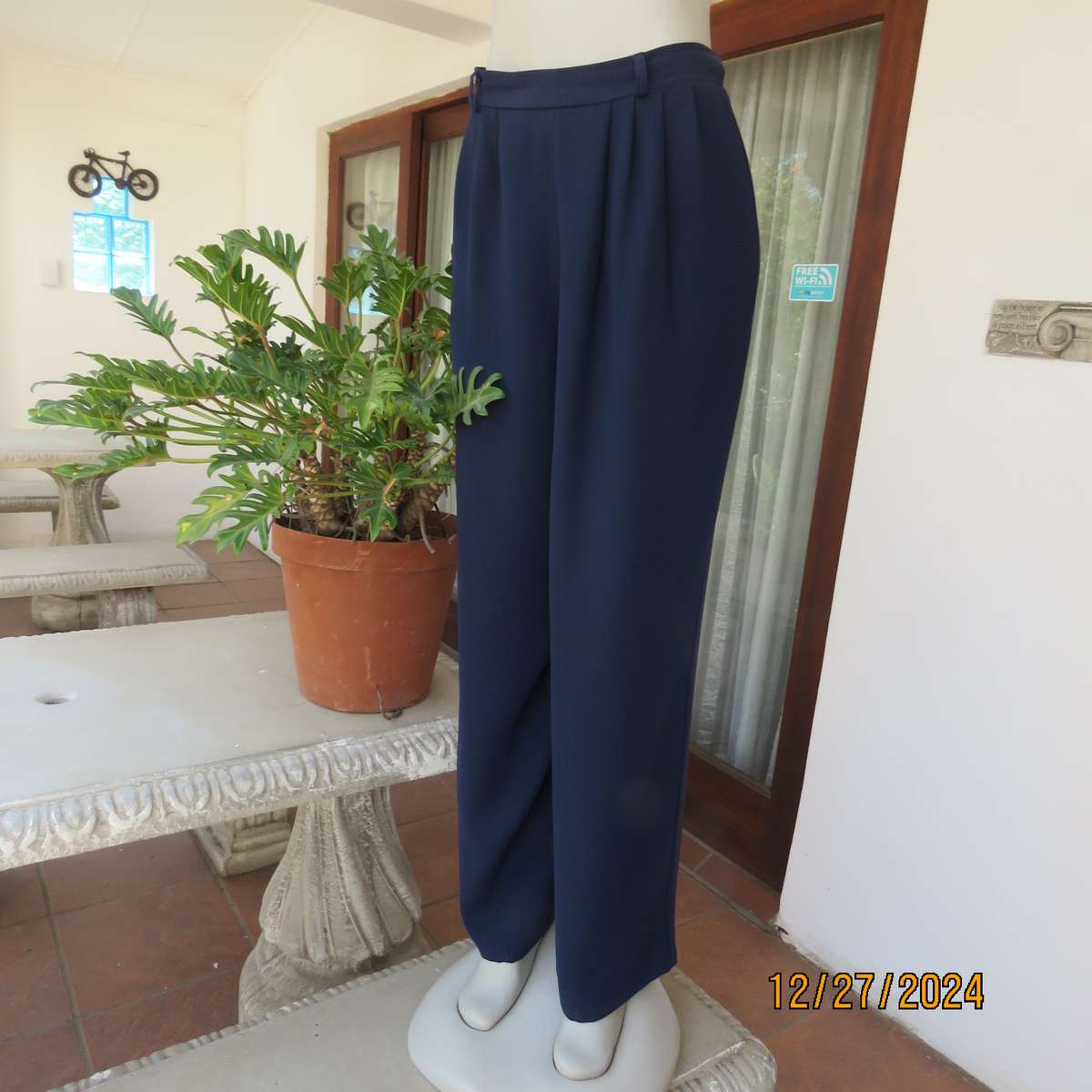 Fabulous easy to wear navy textured polyester WOOLWORTHS pants.Pleated front/elastic back.Size 40/42