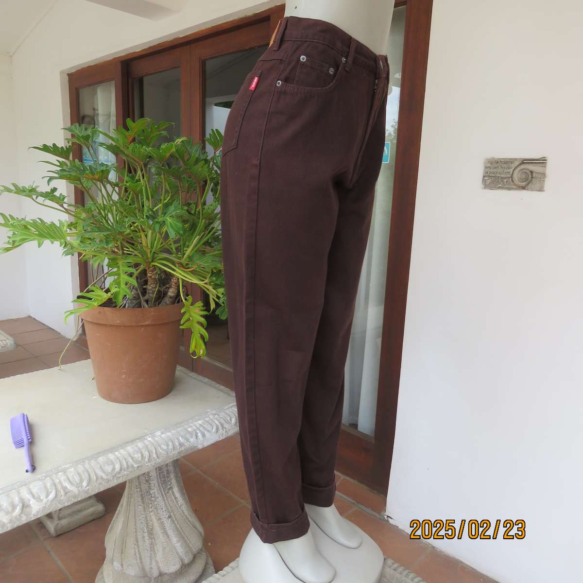NEWS classic dark brown high waisted jeans in 100% cotton. Size 36. Pockets back-front.As new cond.
