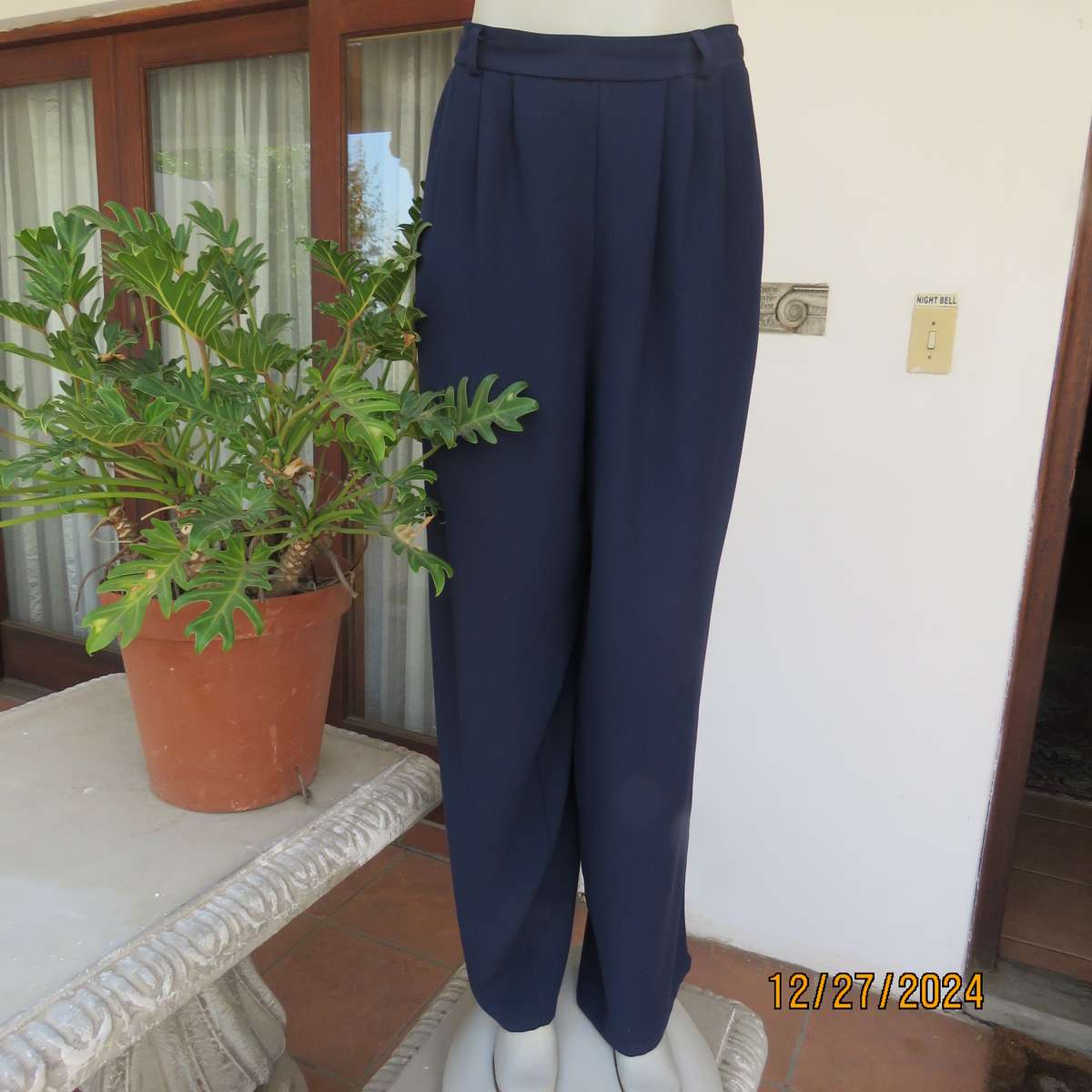 Fabulous easy to wear navy textured polyester WOOLWORTHS pants.Pleated front/elastic back.Size 40/42