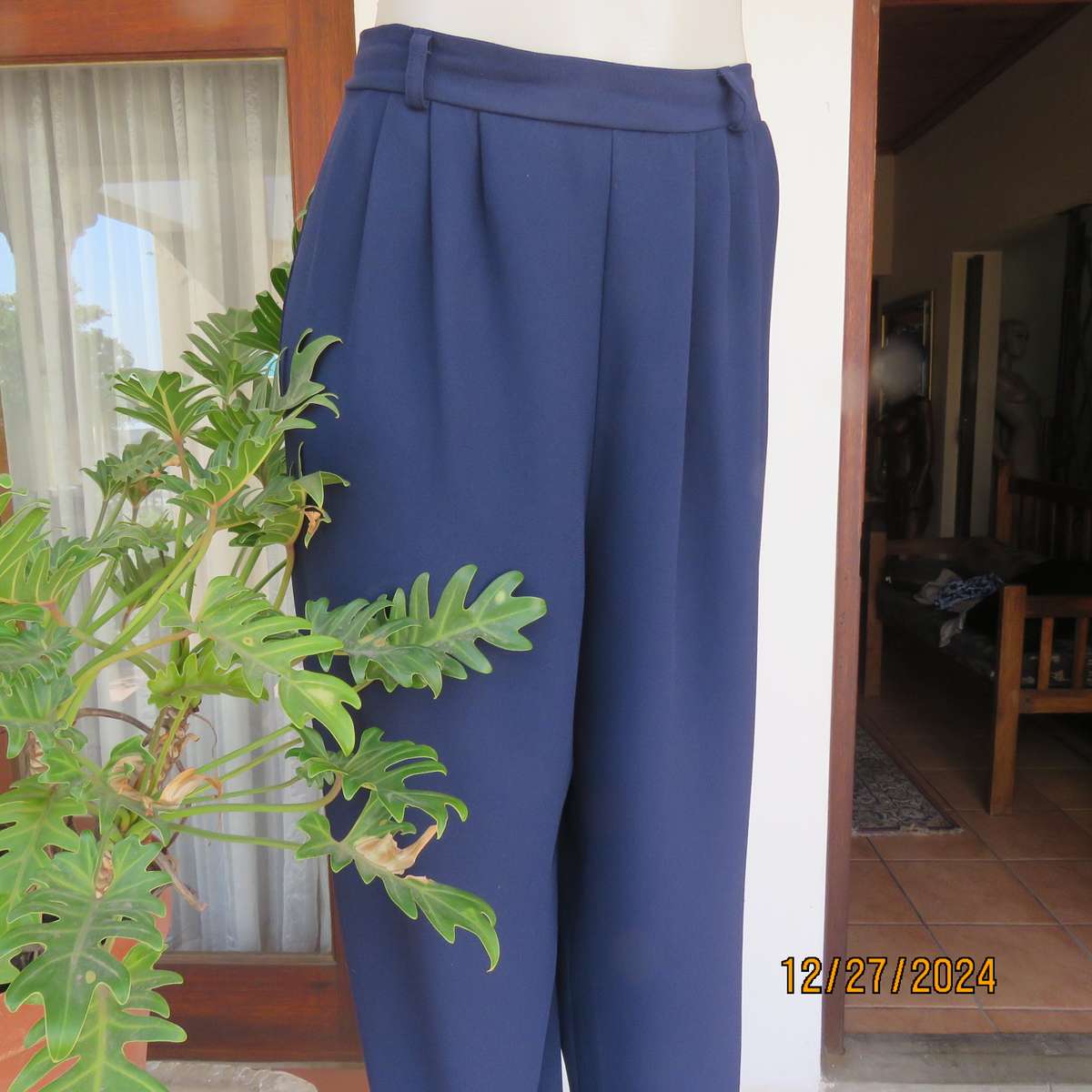 Fabulous easy to wear navy textured polyester WOOLWORTHS pants.Pleated front/elastic back.Size 40/42