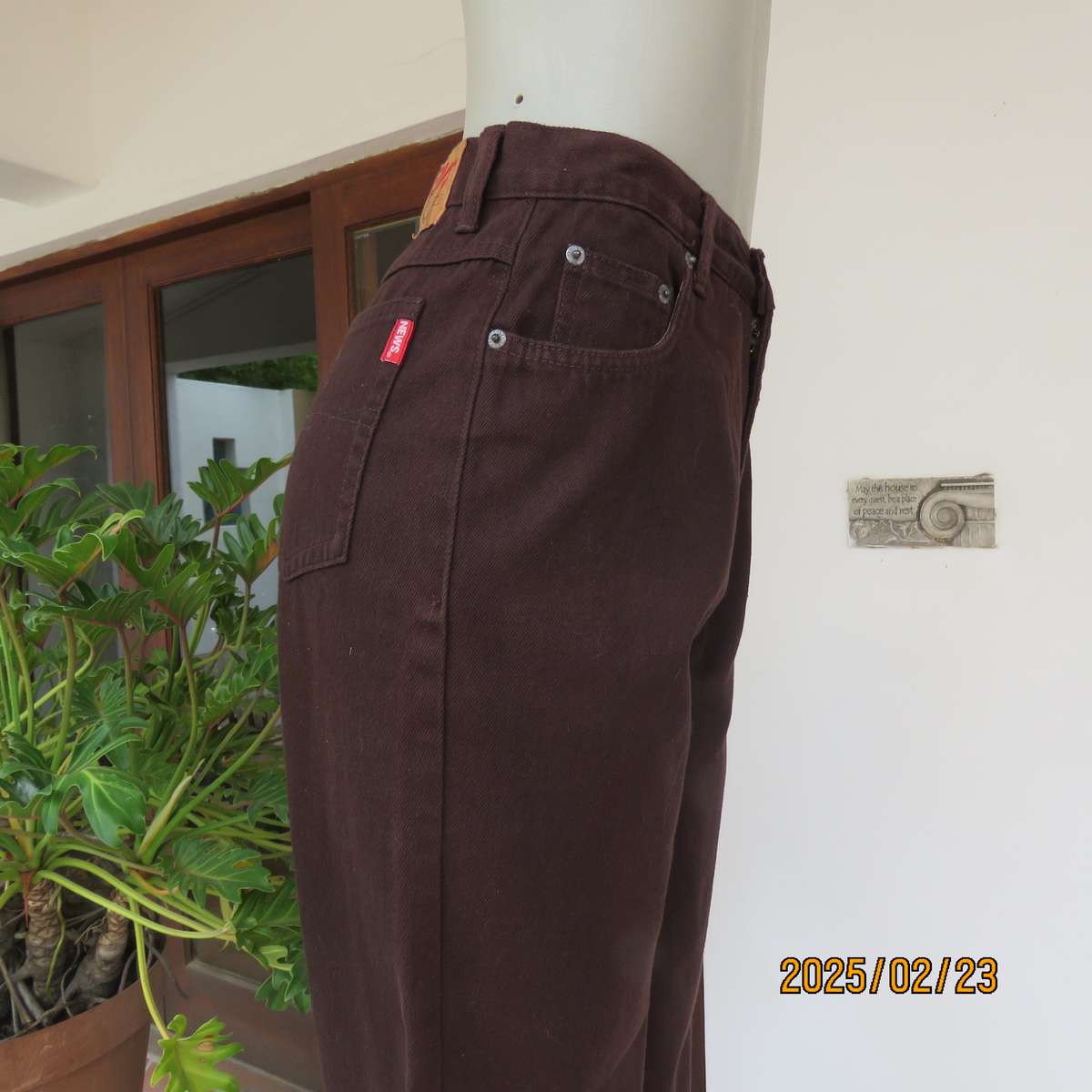 NEWS classic dark brown high waisted jeans in 100% cotton. Size 36. Pockets back-front.As new cond.