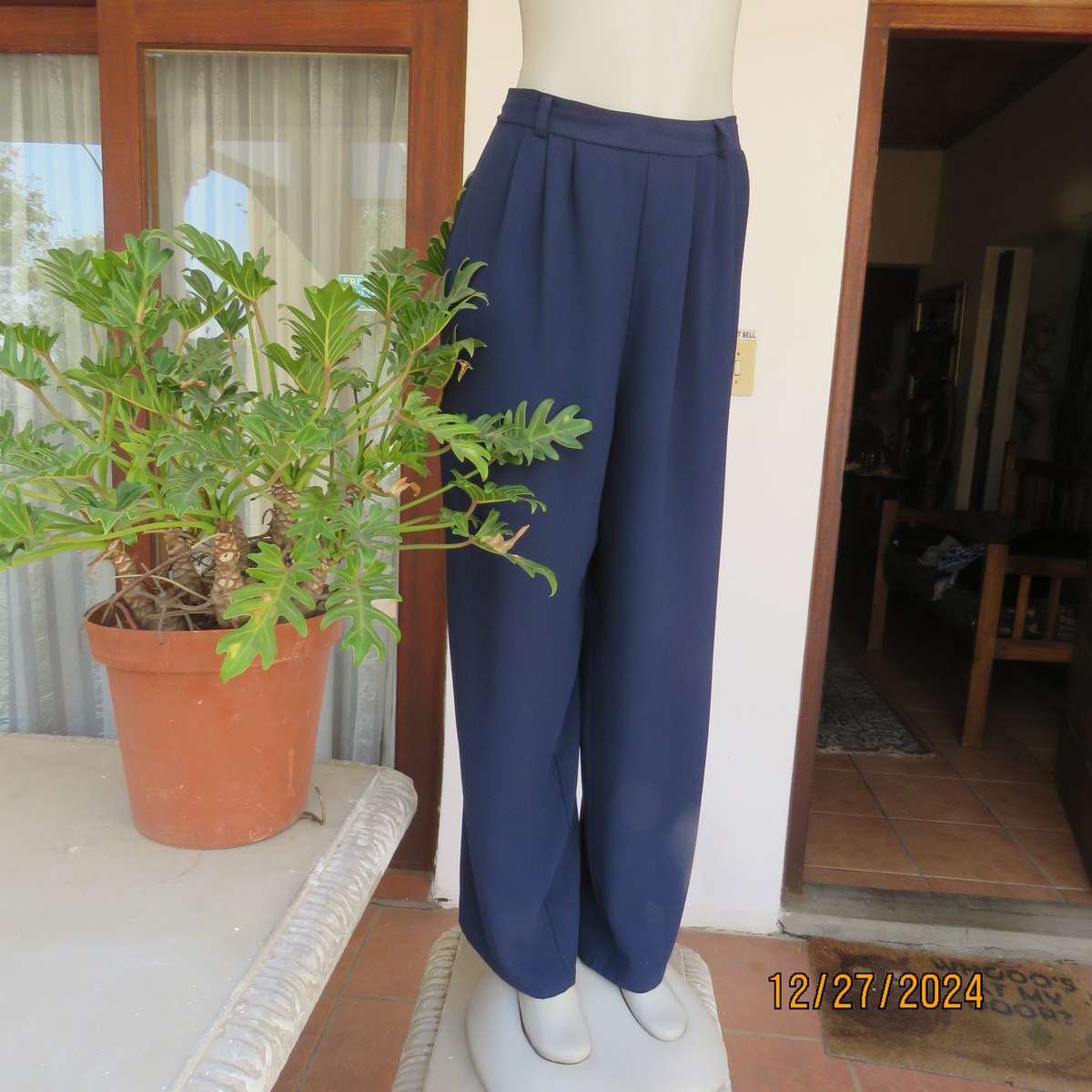 Fabulous easy to wear navy textured polyester WOOLWORTHS pants.Pleated front/elastic back.Size 40/42