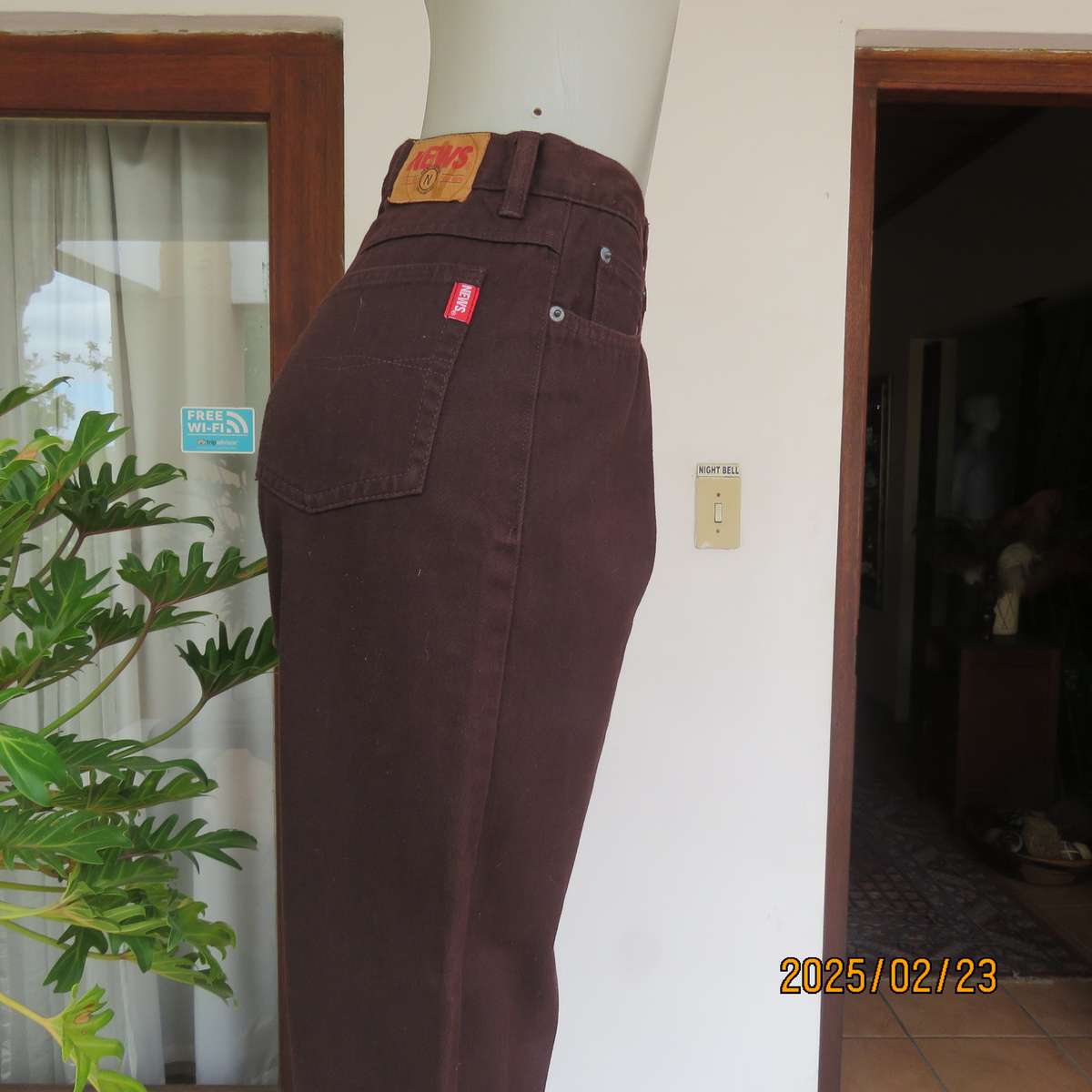 NEWS classic dark brown high waisted jeans in 100% cotton. Size 36. Pockets back-front.As new cond.