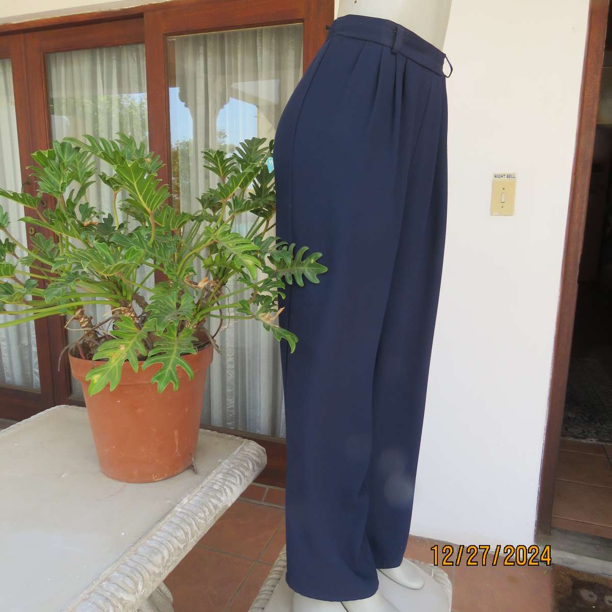 Fabulous easy to wear navy textured polyester WOOLWORTHS pants.Pleated front/elastic back.Size 40/42
