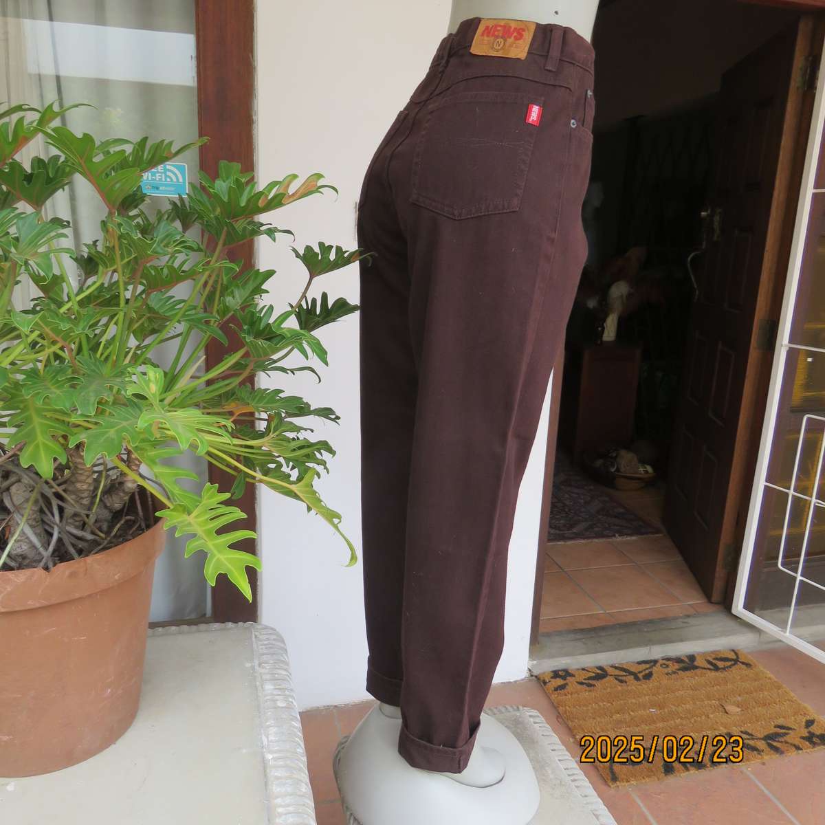 NEWS classic dark brown high waisted jeans in 100% cotton. Size 36. Pockets back-front.As new cond.