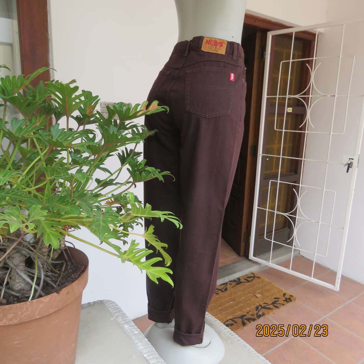 NEWS classic dark brown high waisted jeans in 100% cotton. Size 36. Pockets back-front.As new cond.