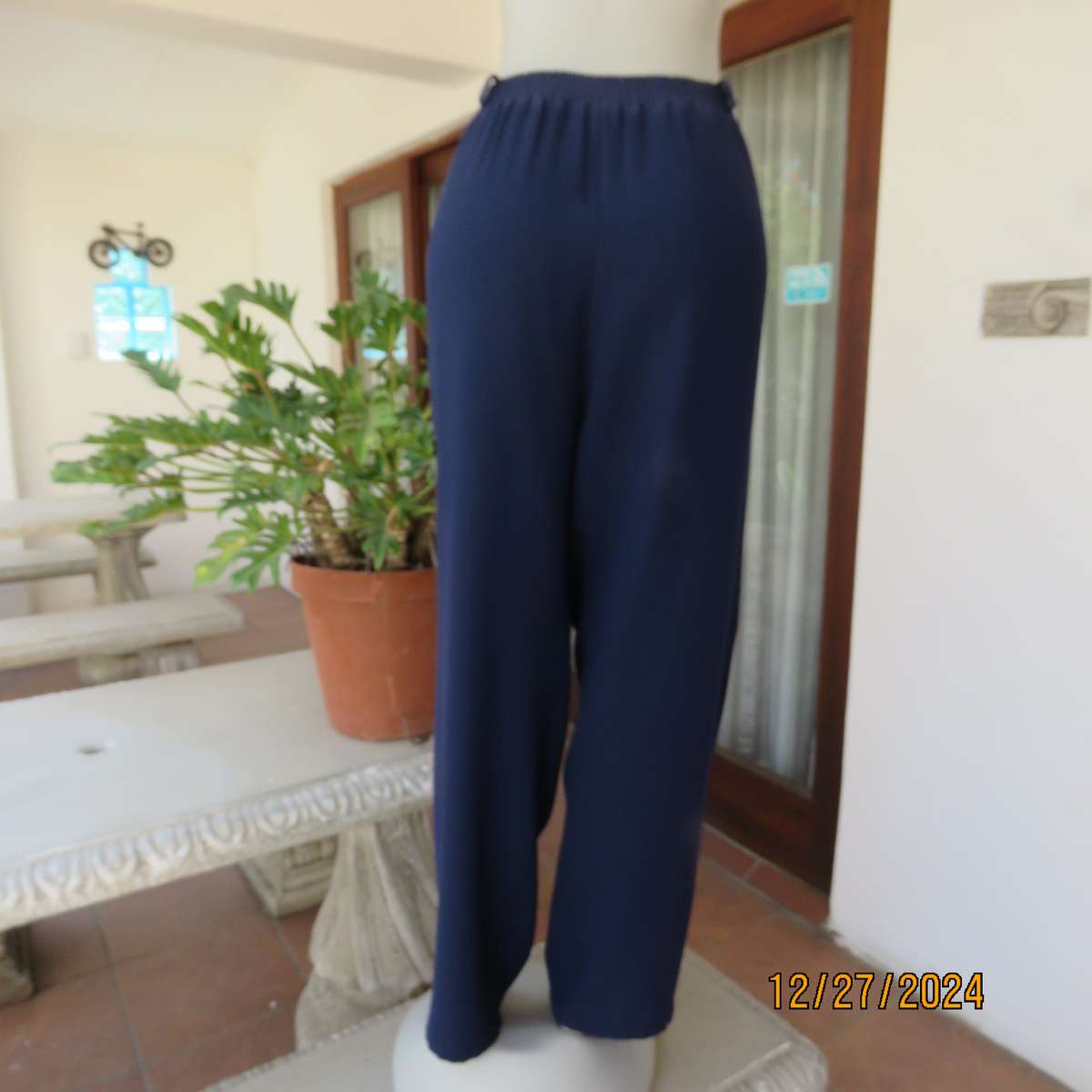 Fabulous easy to wear navy textured polyester WOOLWORTHS pants.Pleated front/elastic back.Size 40/42