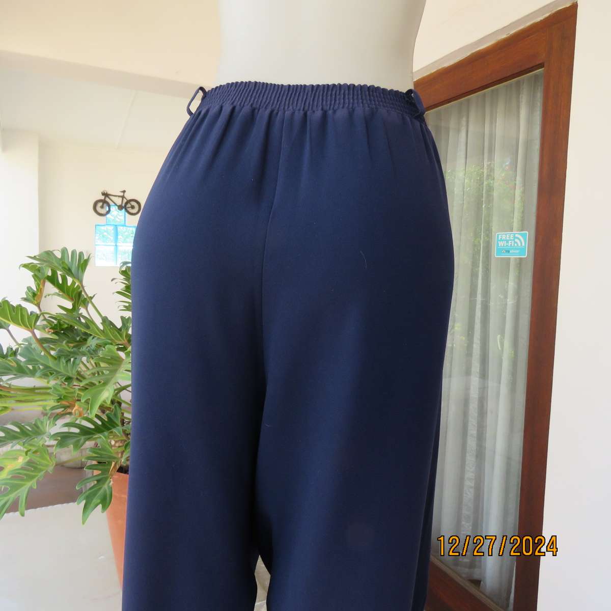 Fabulous easy to wear navy textured polyester WOOLWORTHS pants.Pleated front/elastic back.Size 40/42