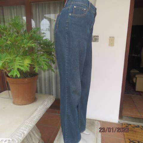 RE blue denim polycotton stretch straight leg jeans size 38-40. Back-front pockets.