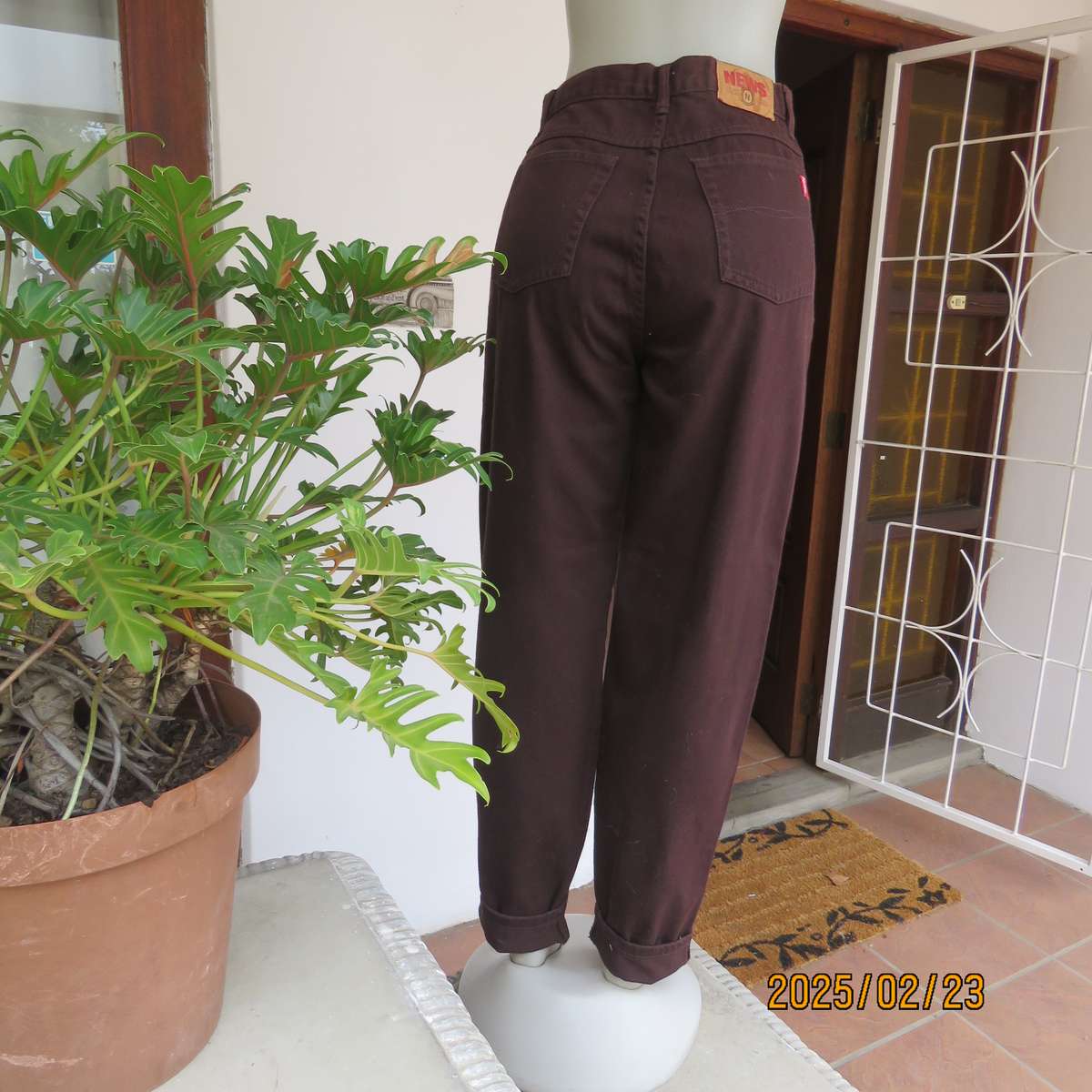 NEWS classic dark brown high waisted jeans in 100% cotton. Size 36. Pockets back-front.As new cond.