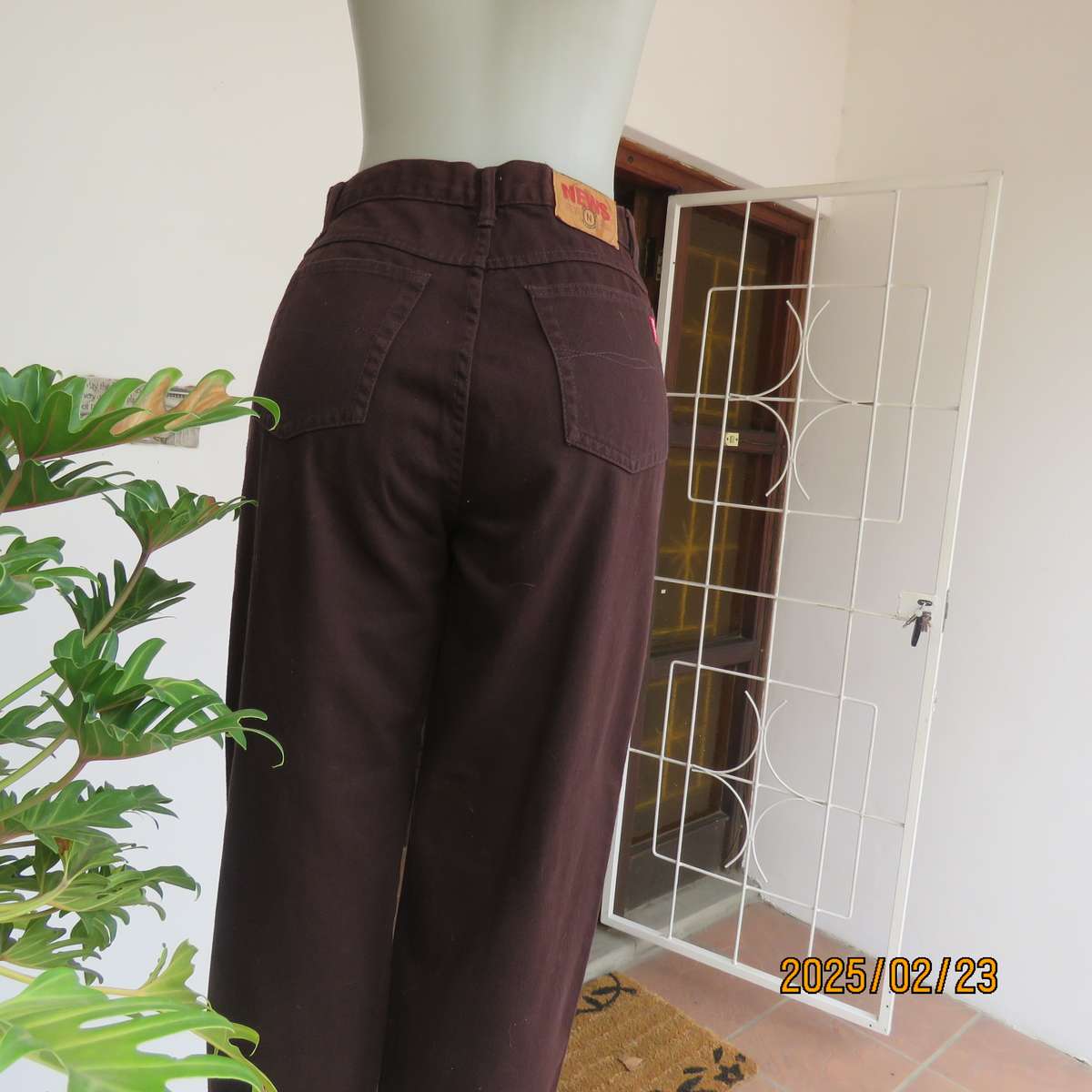 NEWS classic dark brown high waisted jeans in 100% cotton. Size 36. Pockets back-front.As new cond.