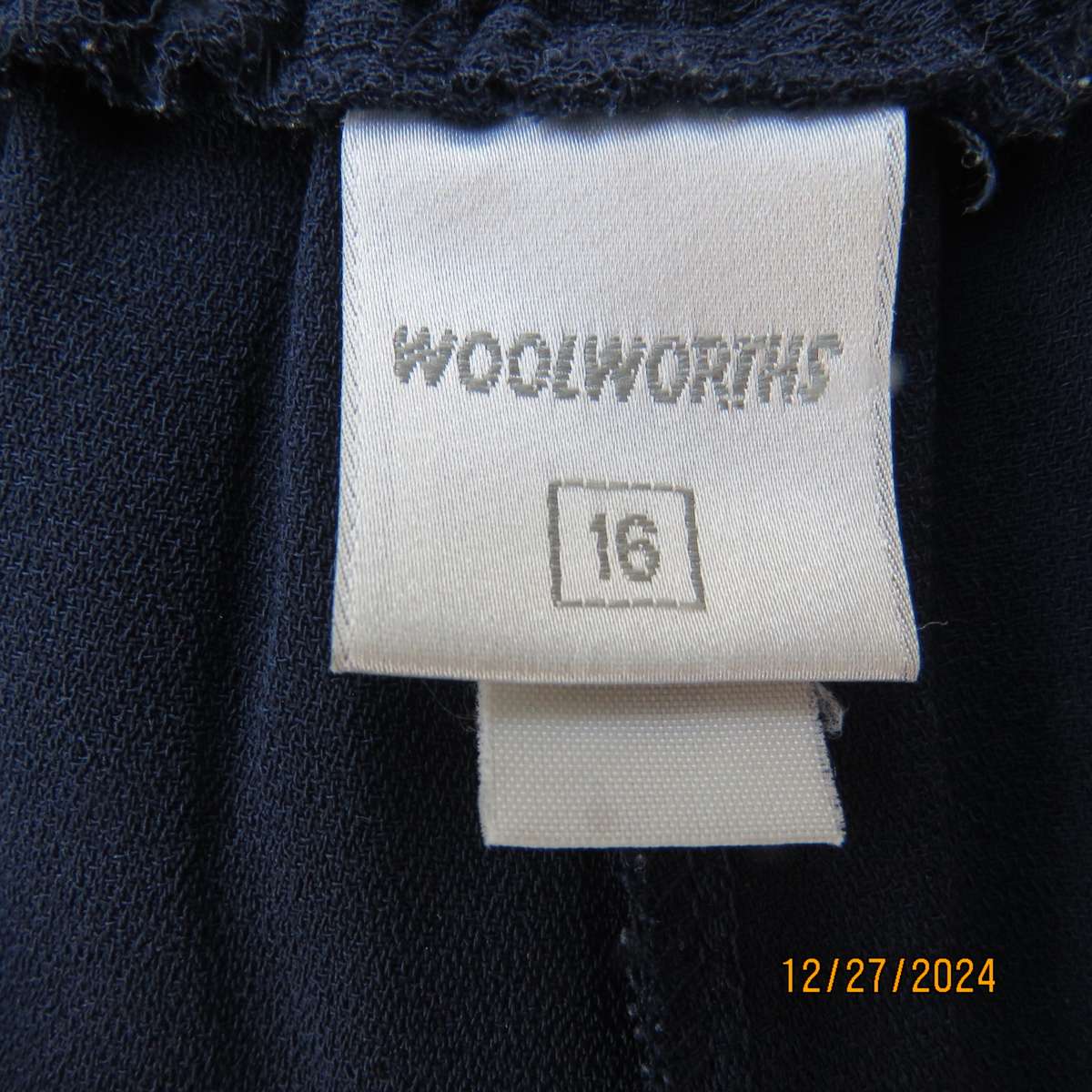 Fabulous easy to wear navy textured polyester WOOLWORTHS pants.Pleated front/elastic back.Size 40/42