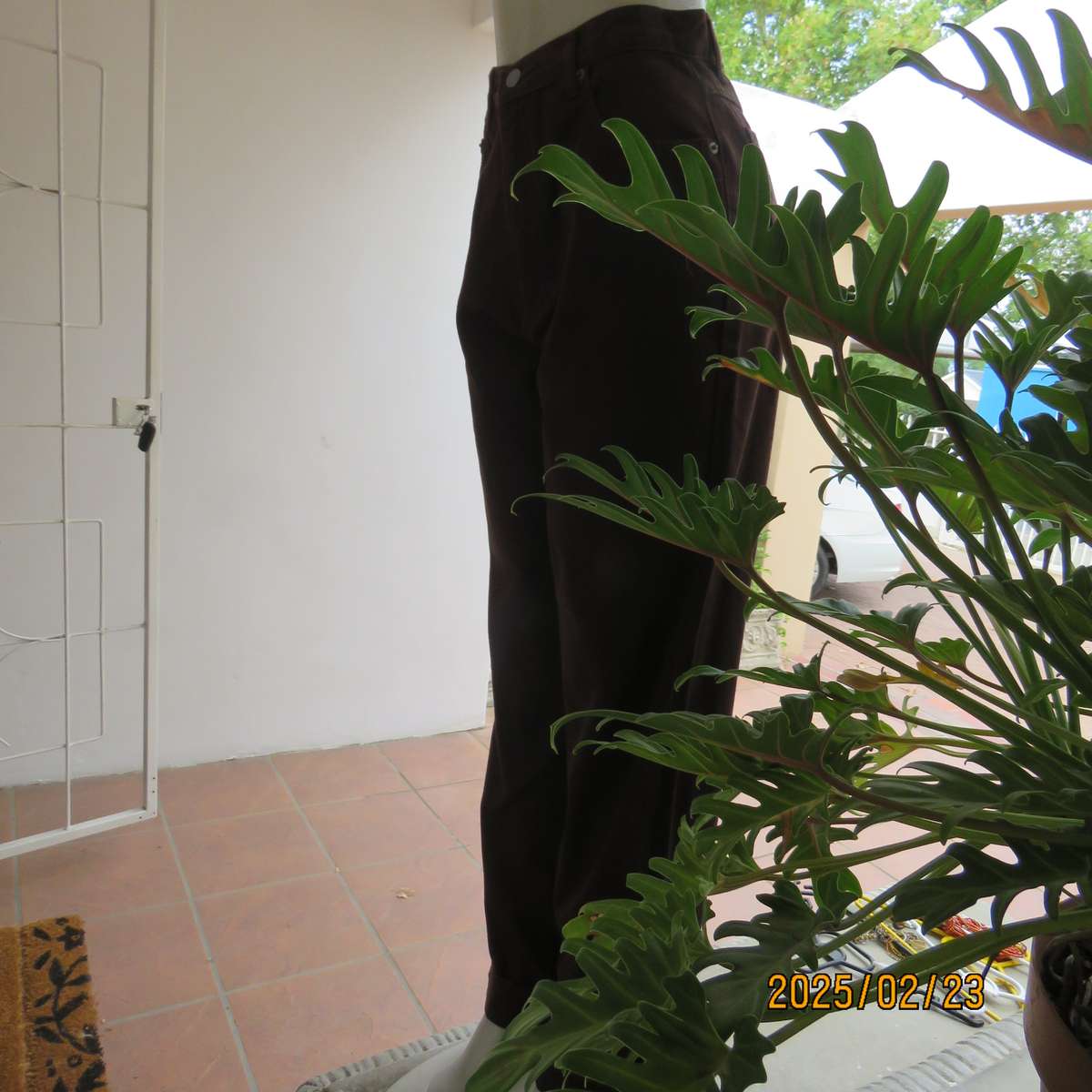 NEWS classic dark brown high waisted jeans in 100% cotton. Size 36. Pockets back-front.As new cond.