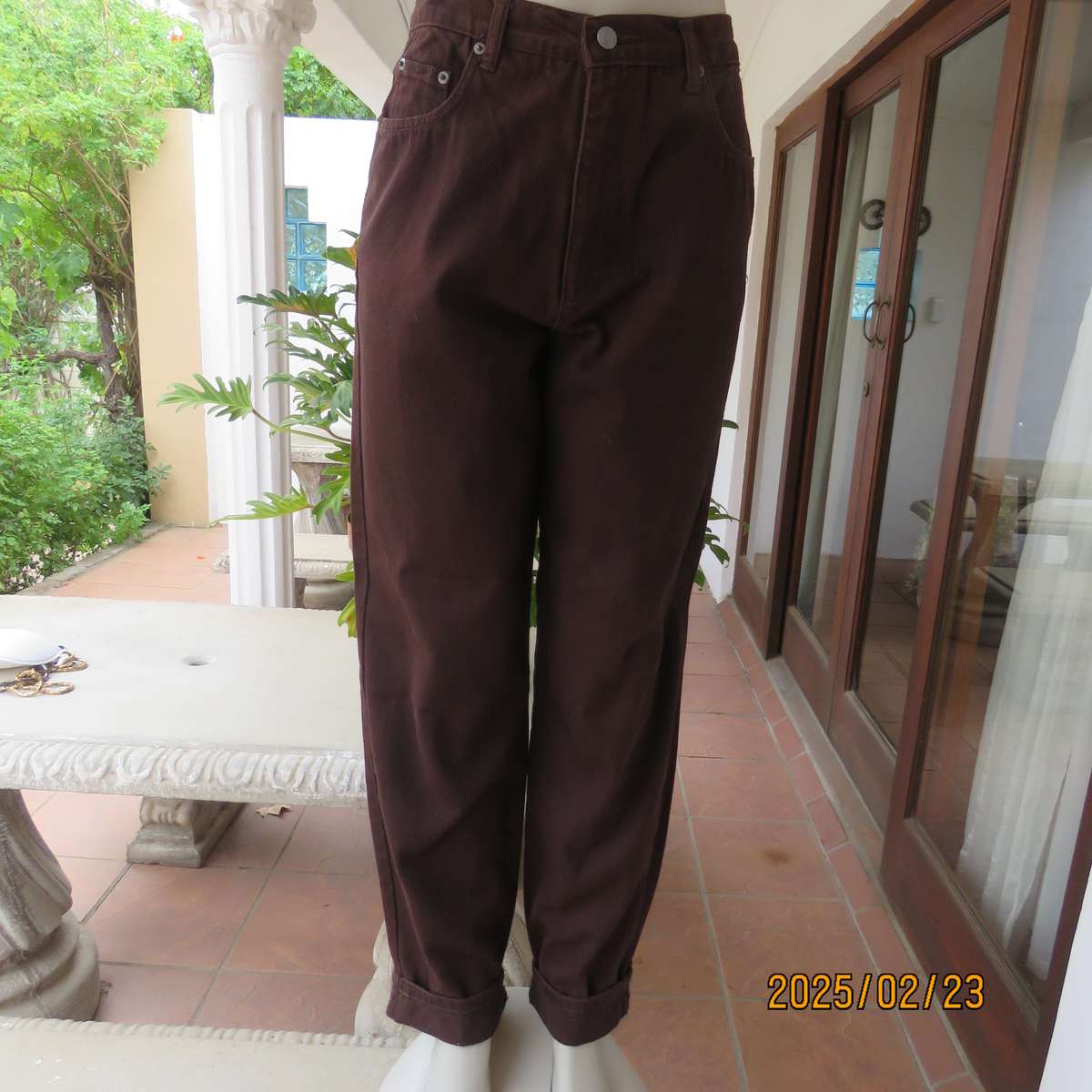NEWS classic dark brown high waisted jeans in 100% cotton. Size 36. Pockets back-front.As new cond.