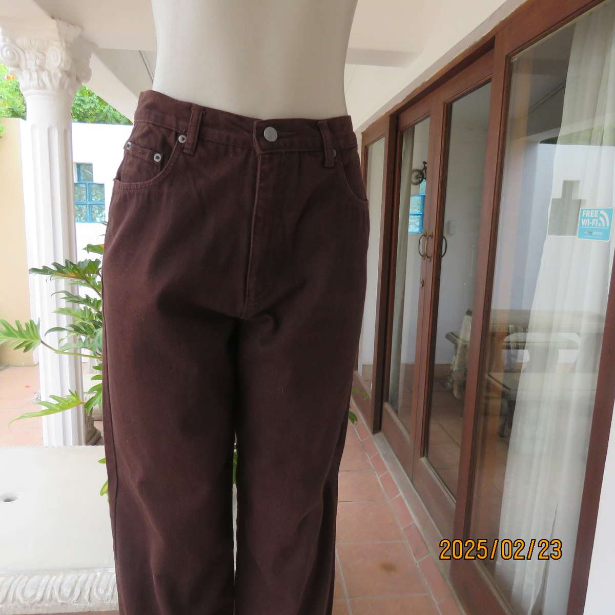 NEWS classic dark brown high waisted jeans in 100% cotton. Size 36. Pockets back-front.As new cond.
