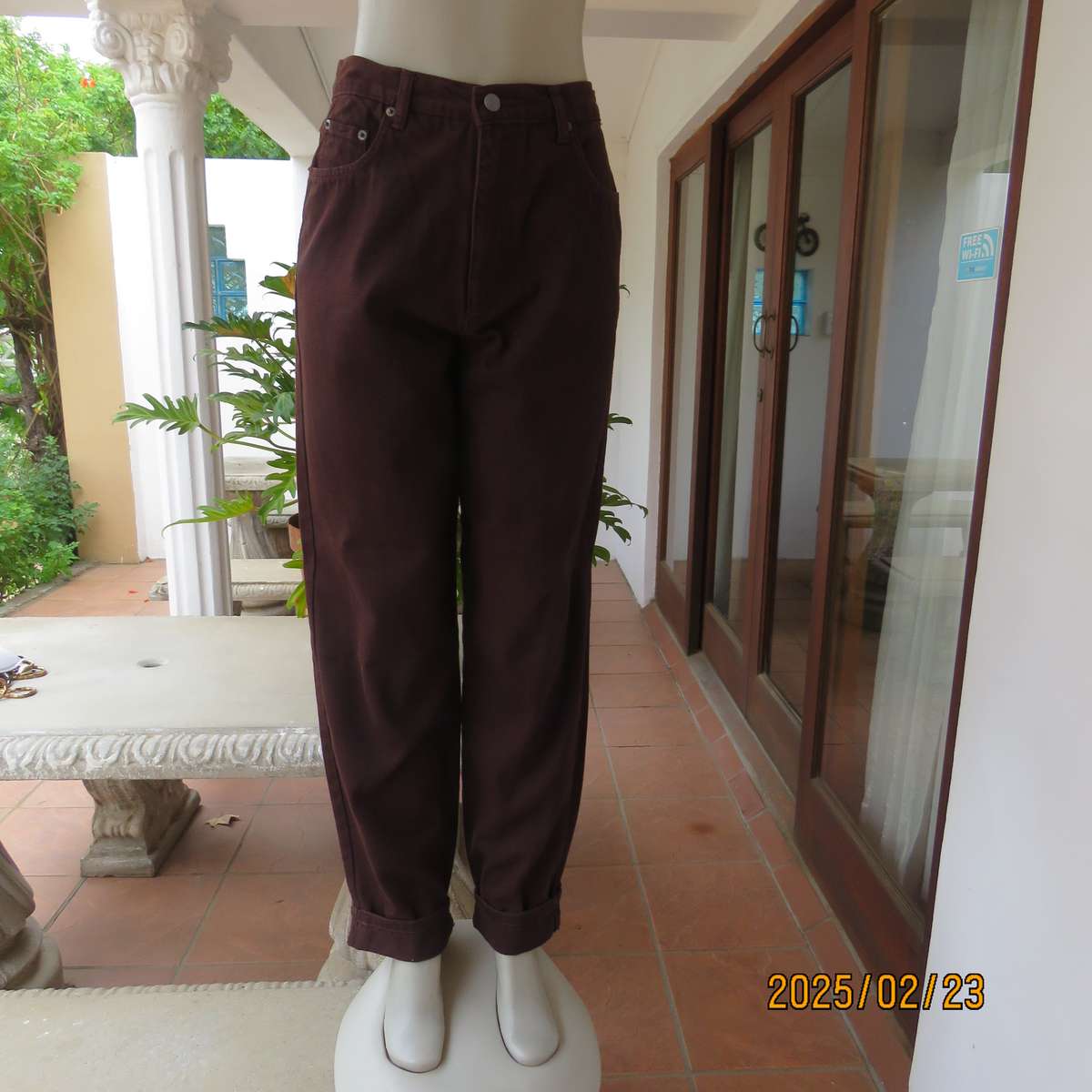 NEWS classic dark brown high waisted jeans in 100% cotton. Size 36. Pockets back-front.As new cond.