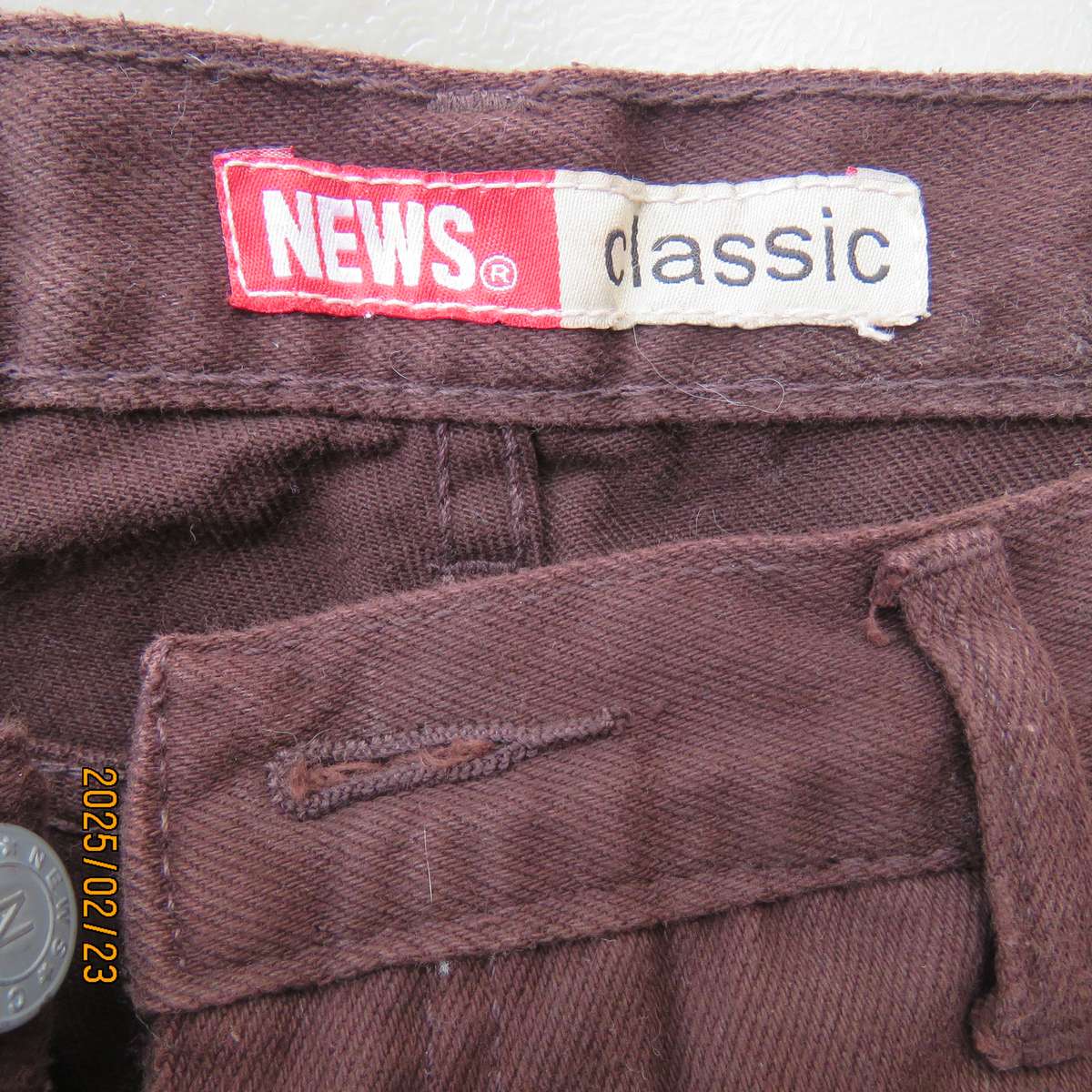 NEWS classic dark brown high waisted jeans in 100% cotton. Size 36. Pockets back-front.As new cond.