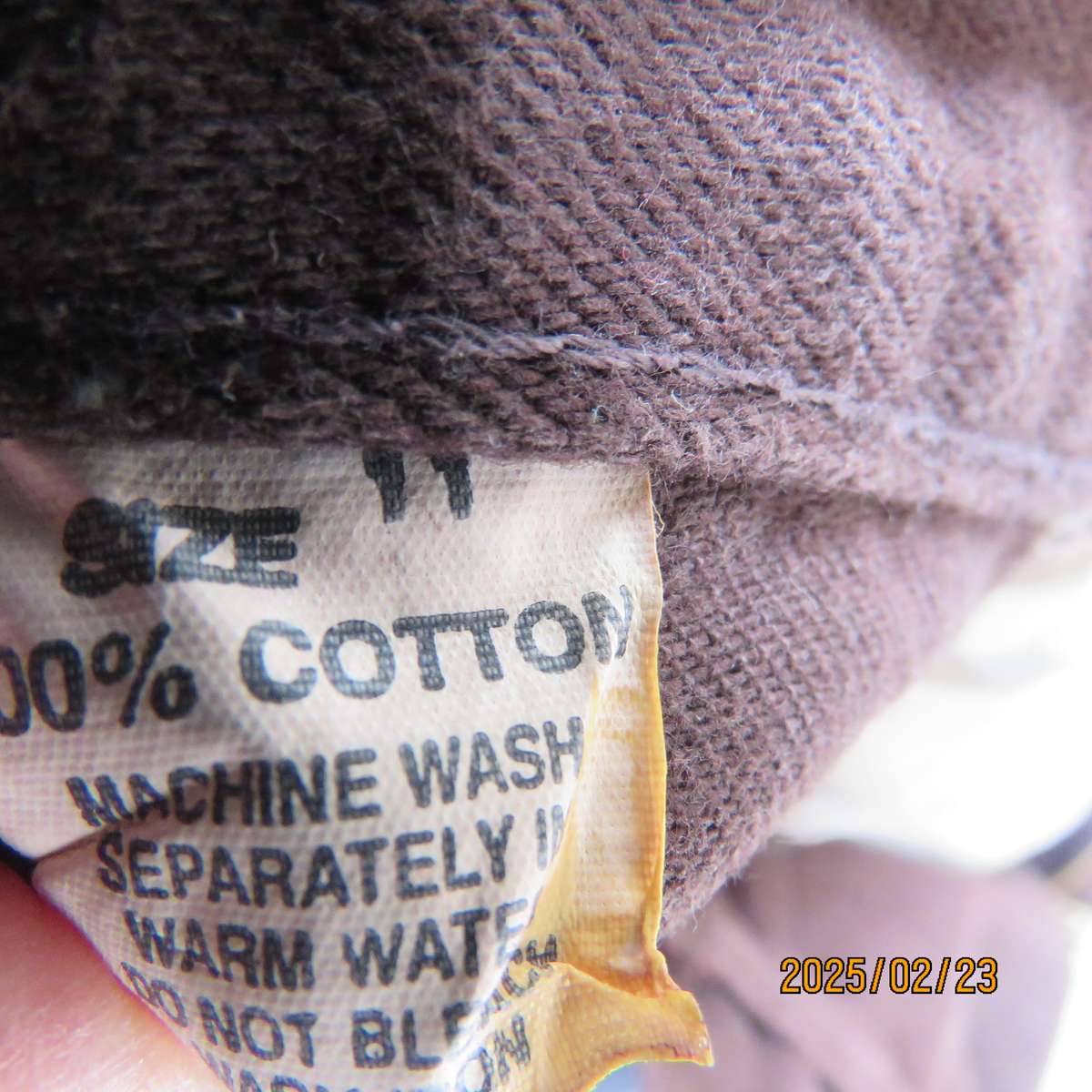 NEWS classic dark brown high waisted jeans in 100% cotton. Size 36. Pockets back-front.As new cond.