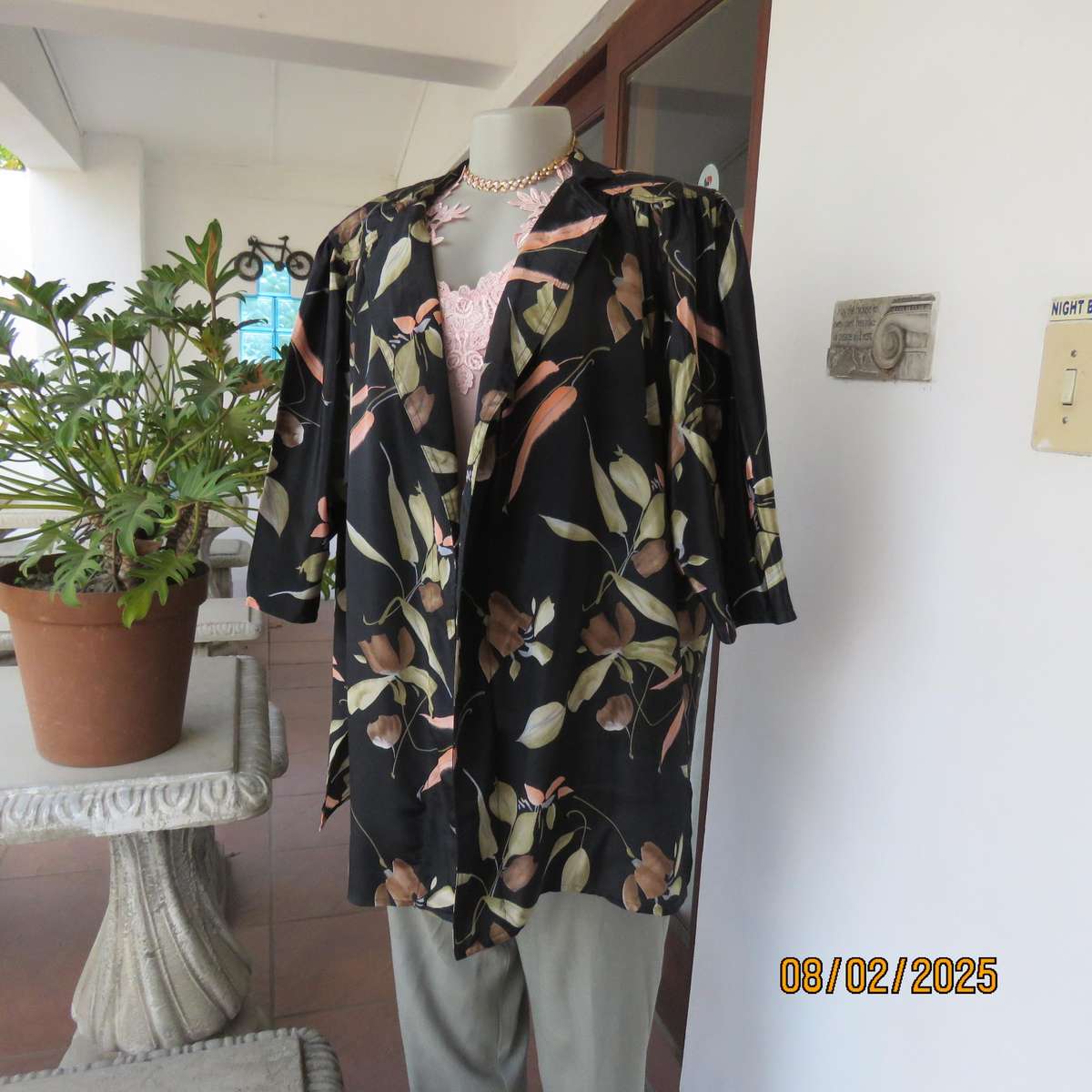STEFFI black silky polyester loose hanging jacket with print. Padded shoulders.Size 44-46