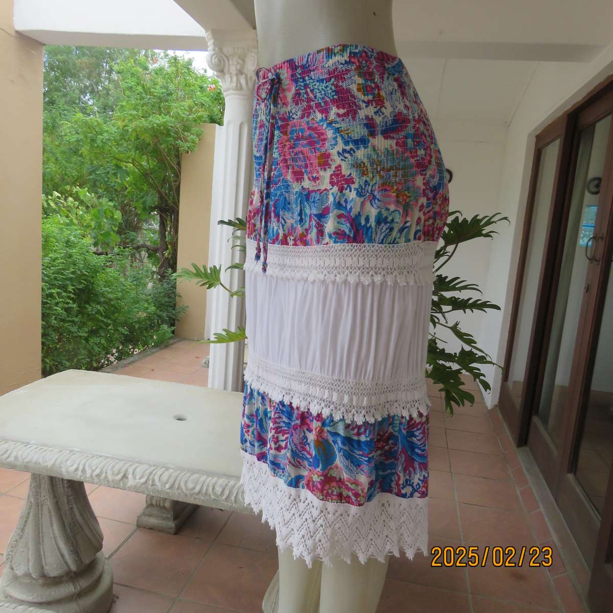 Charming tiered skirt with extra wide elasticated waist-hipline. Size 34. Bo-ho pink-blue patterned.