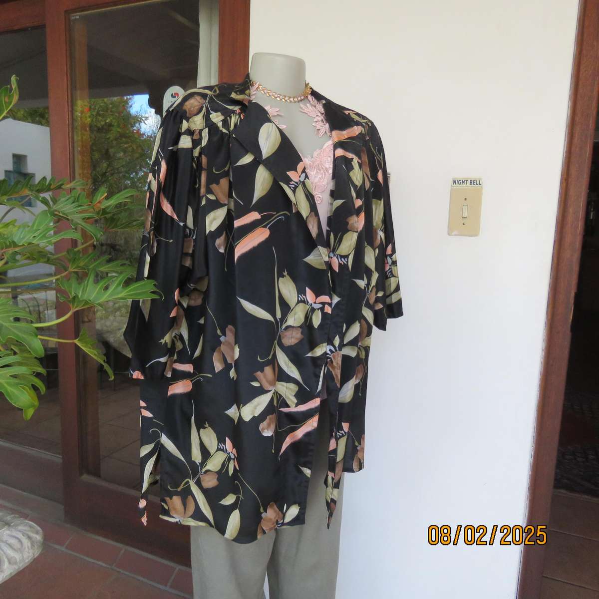 STEFFI black silky polyester loose hanging jacket with print. Padded shoulders.Size 44-46