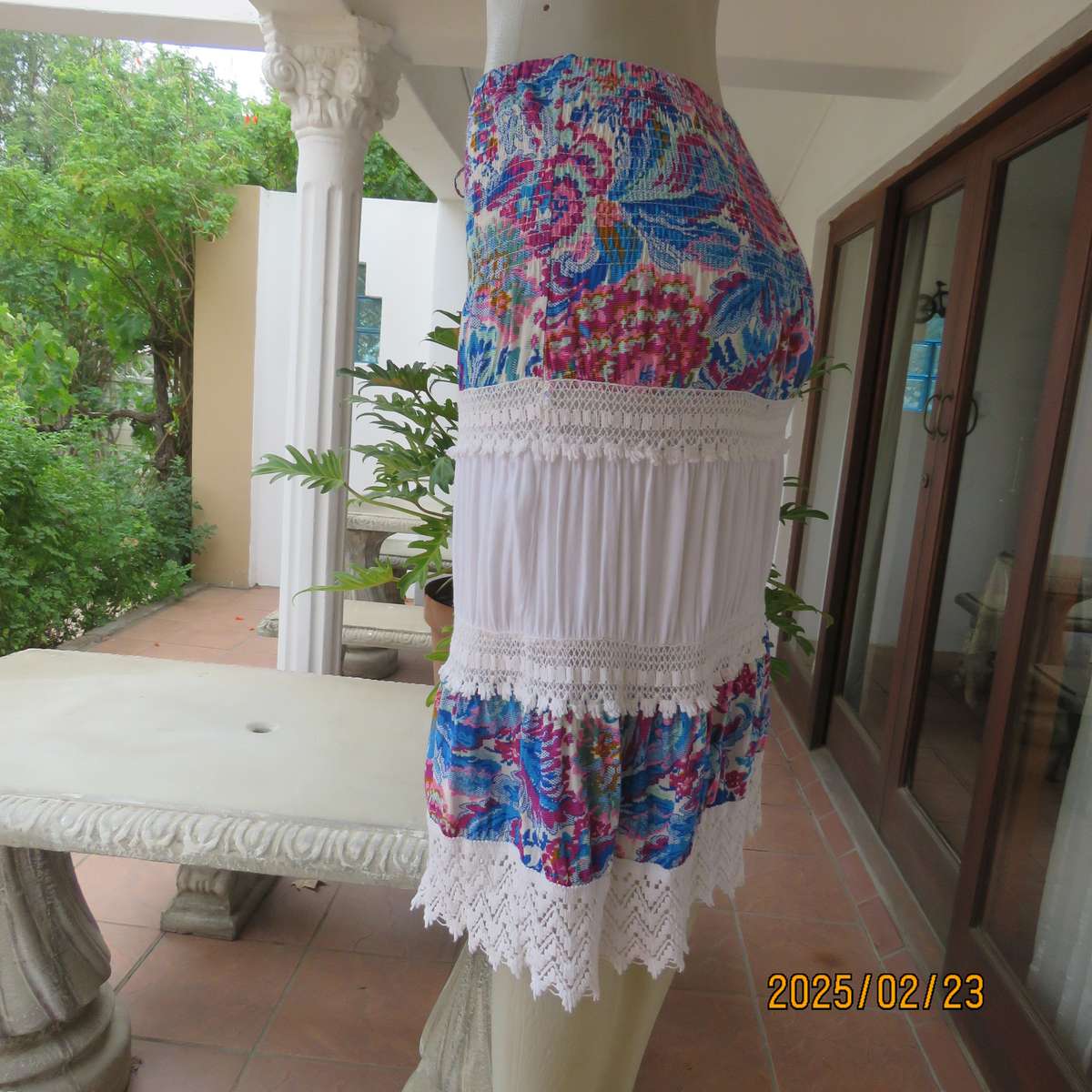 Charming tiered skirt with extra wide elasticated waist-hipline. Size 34. Bo-ho pink-blue patterned.