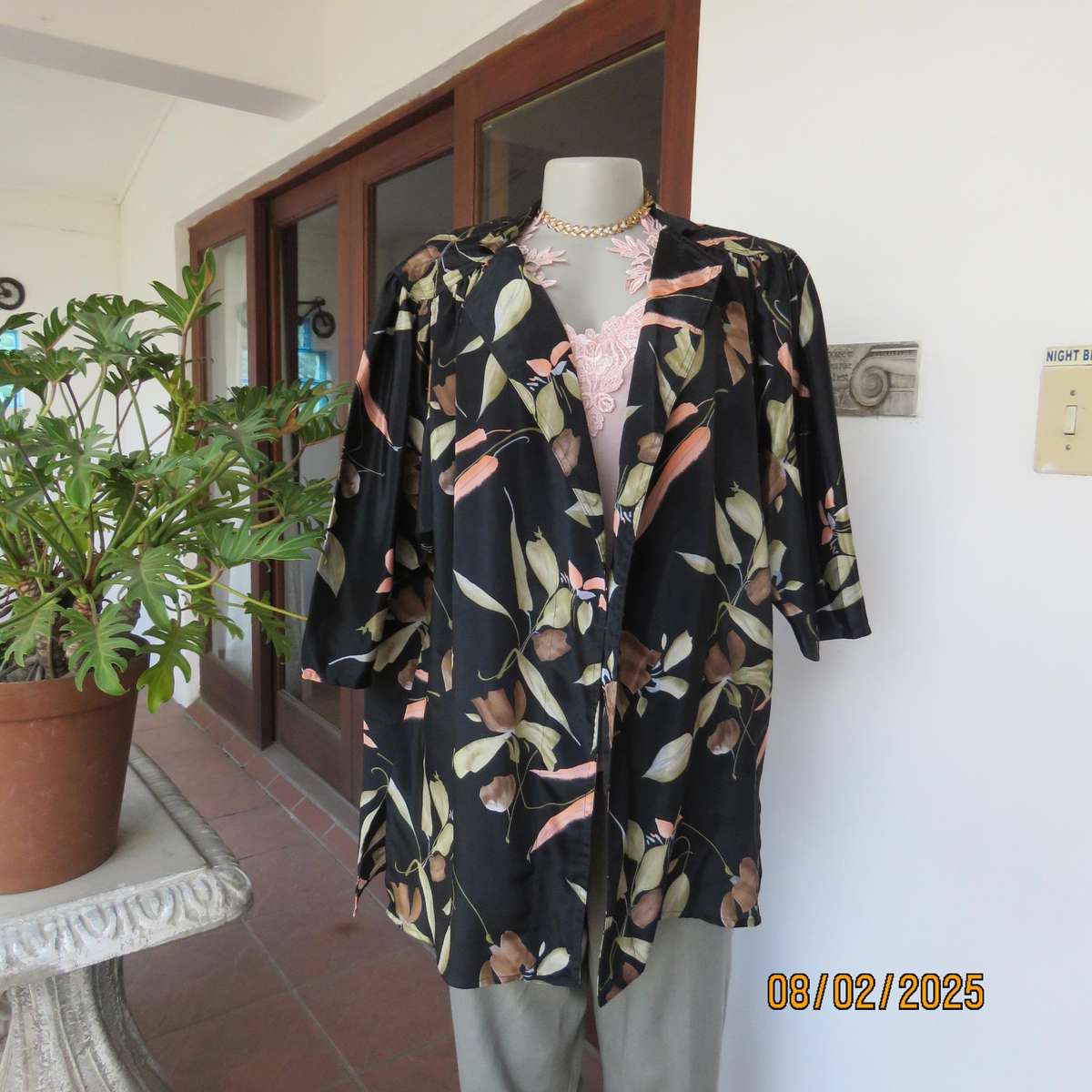 STEFFI black silky polyester loose hanging jacket with print. Padded shoulders.Size 44-46