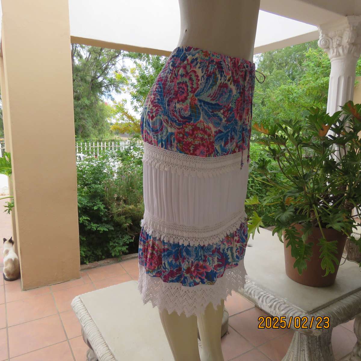 Charming tiered skirt with extra wide elasticated waist-hipline. Size 34. Bo-ho pink-blue patterned.