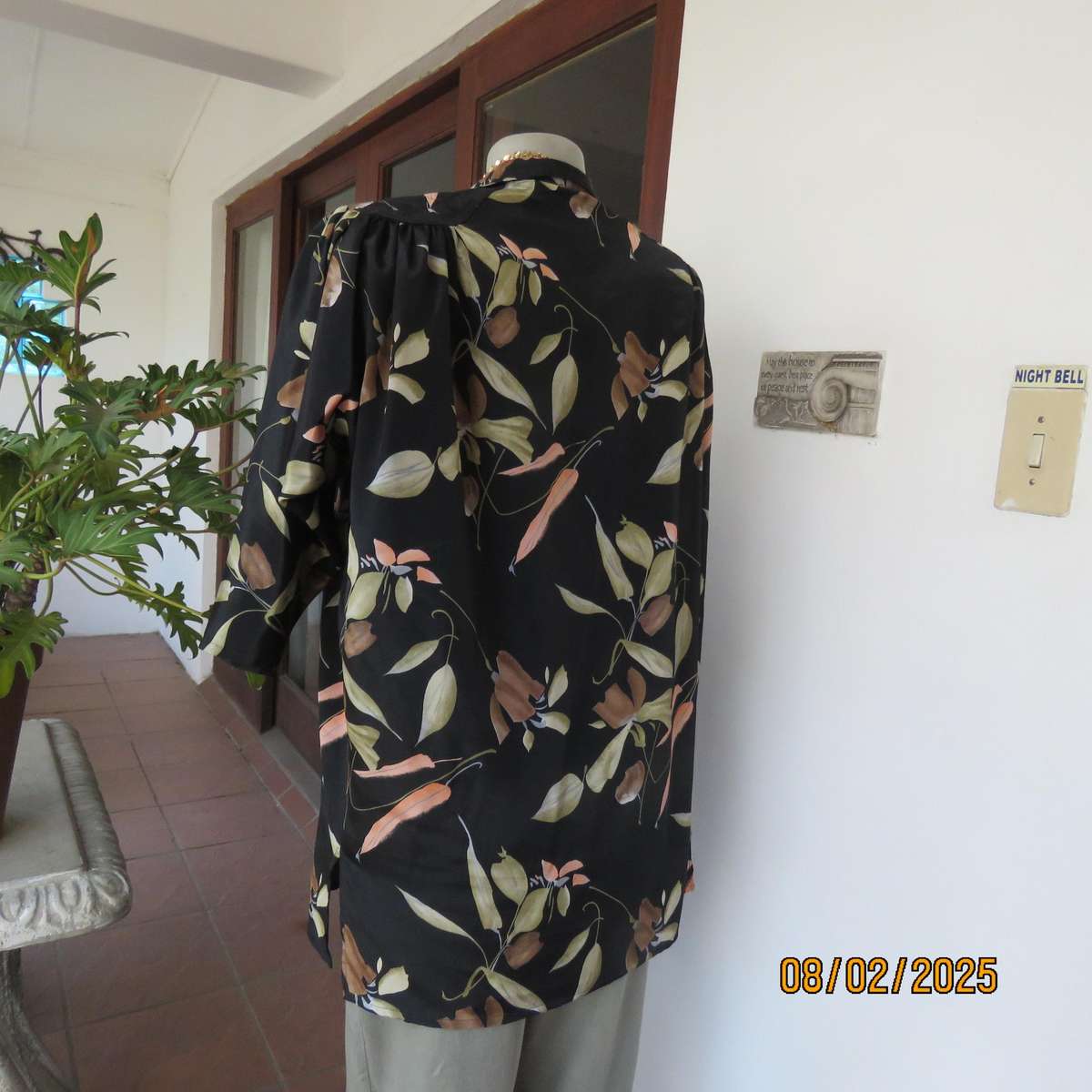 STEFFI black silky polyester loose hanging jacket with print. Padded shoulders.Size 44-46