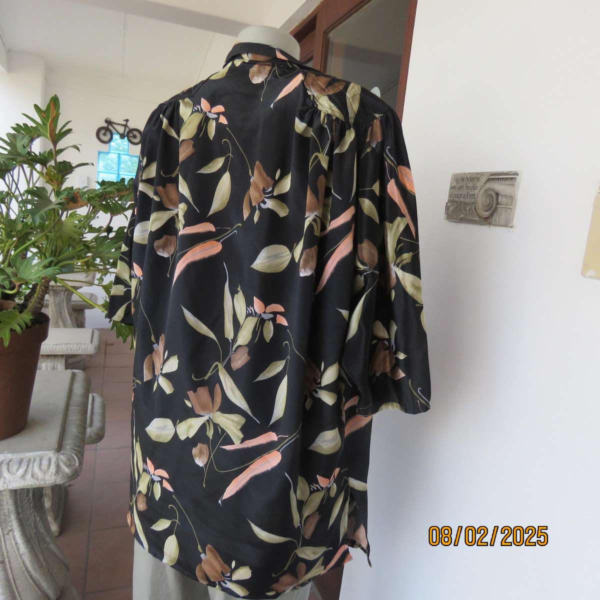 STEFFI black silky polyester loose hanging jacket with print. Padded shoulders.Size 44-46