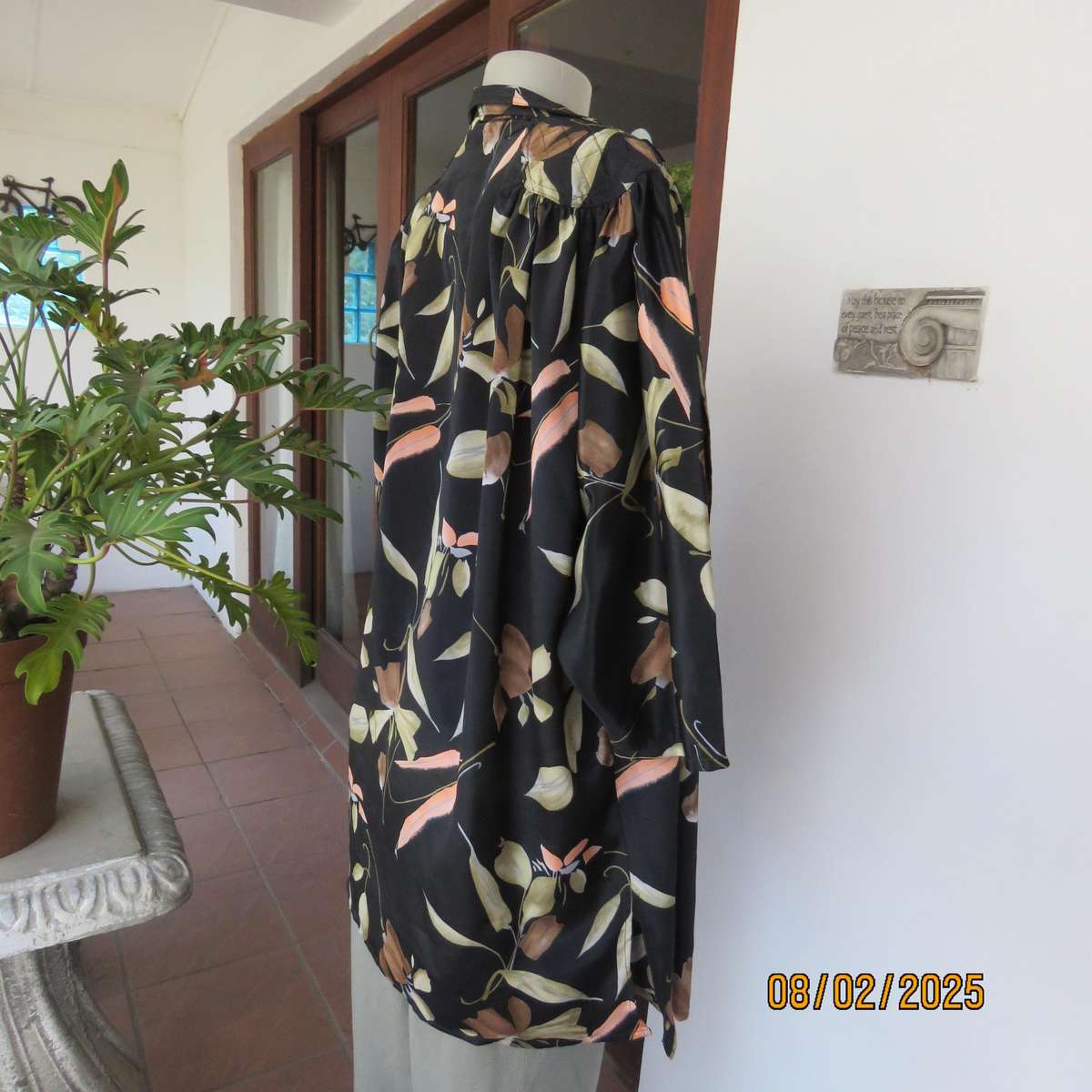 STEFFI black silky polyester loose hanging jacket with print. Padded shoulders.Size 44-46