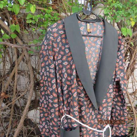 SERVUS forest green men's silky polyester fold-over long sleeve gown with paisley pattern size M