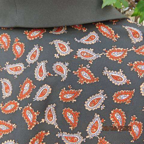SERVUS forest green men's silky polyester fold-over long sleeve gown with paisley pattern size M