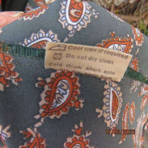 SERVUS forest green men's silky polyester fold-over long sleeve gown with paisley pattern size M