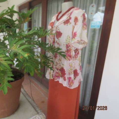 WOOLWORTHS dainty white crinkled polyester with crimson-yellowgreen floral print. Size 44