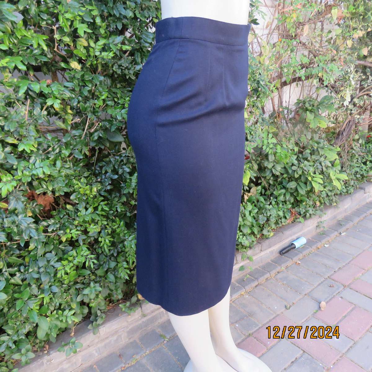 Absolute best quality pure new wool navy pencil lined skirt by DAKS of LONDON. Size 34.Brand new con