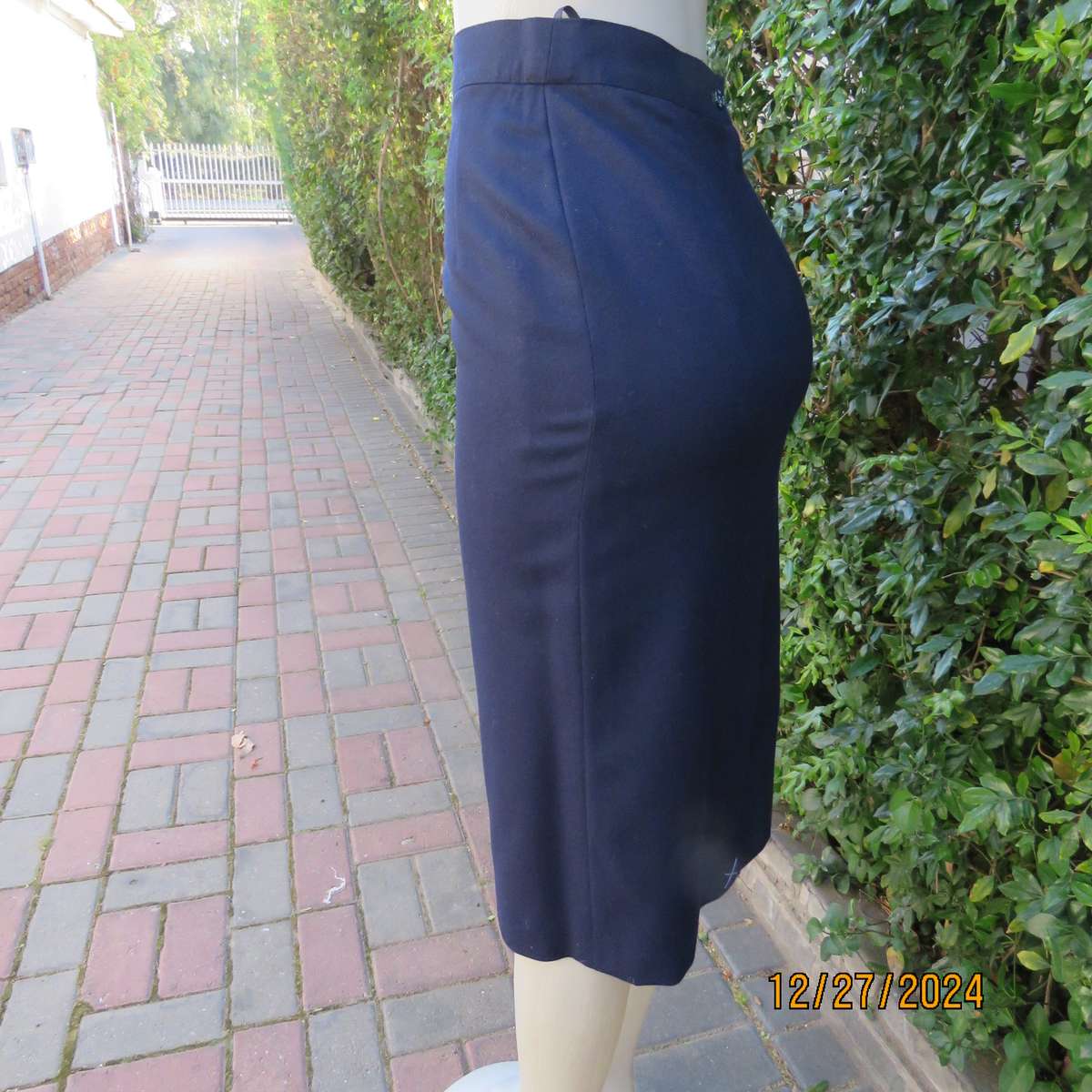 Absolute best quality pure new wool navy pencil lined skirt by DAKS of LONDON. Size 34.Brand new con