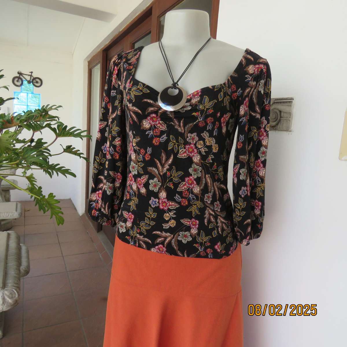 FOSHINI stretch rayon cropped slip over black floral top size 36.